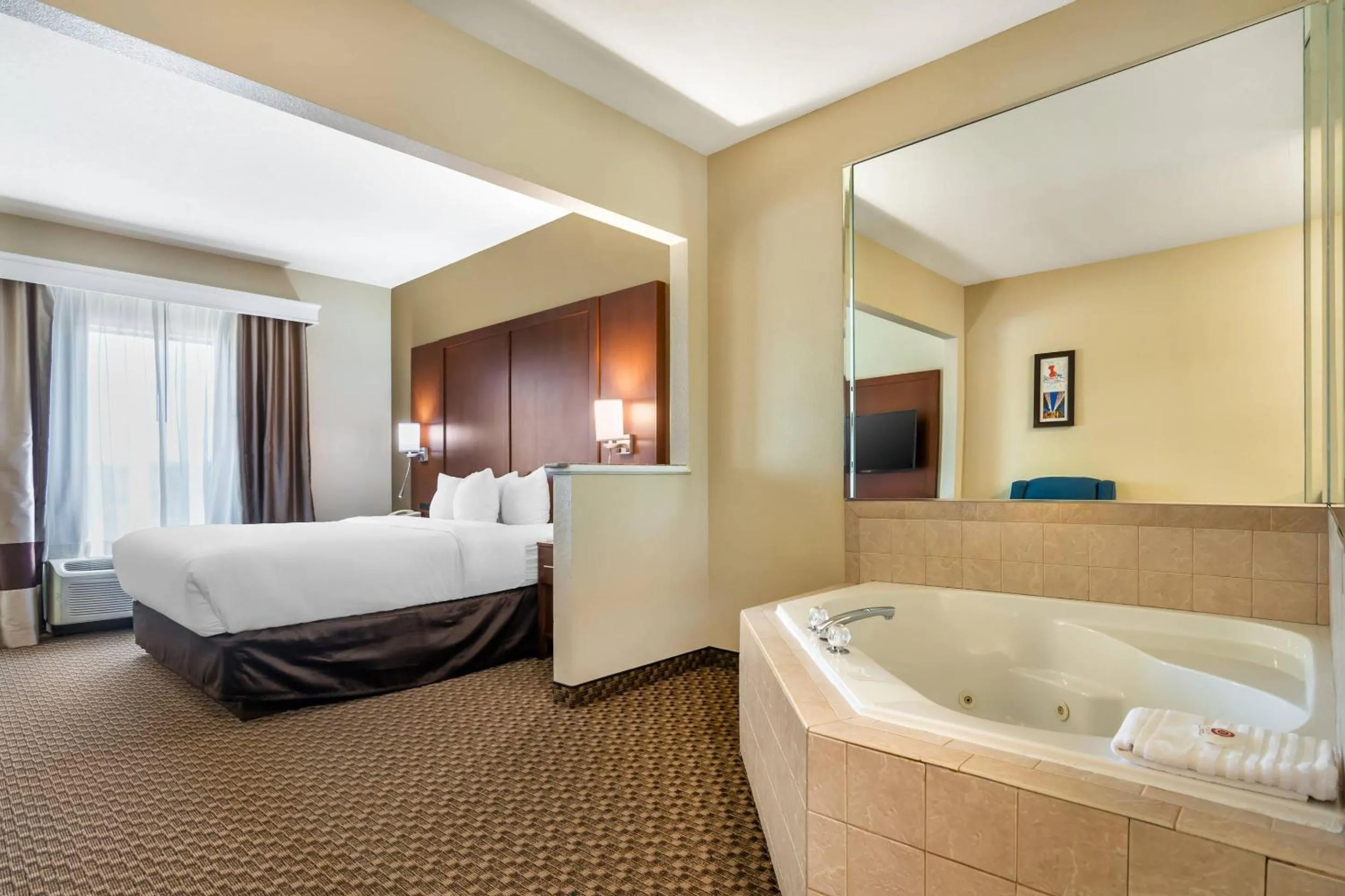 Bedroom, Bed in Comfort Suites - Jefferson City