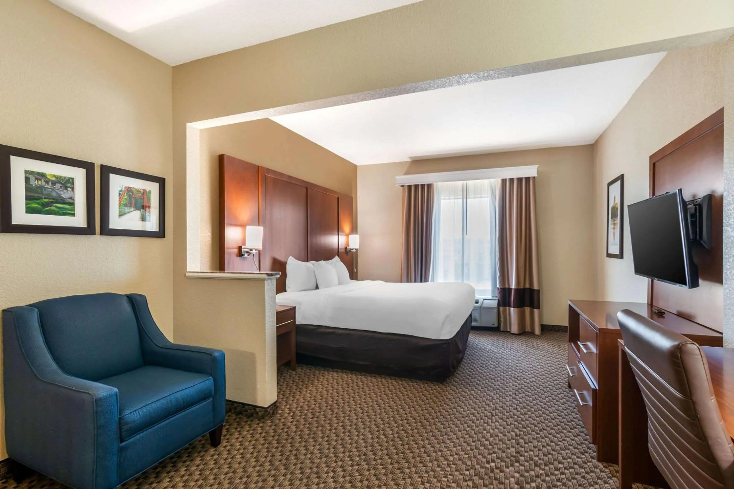 Bedroom, Bed in Comfort Suites - Jefferson City