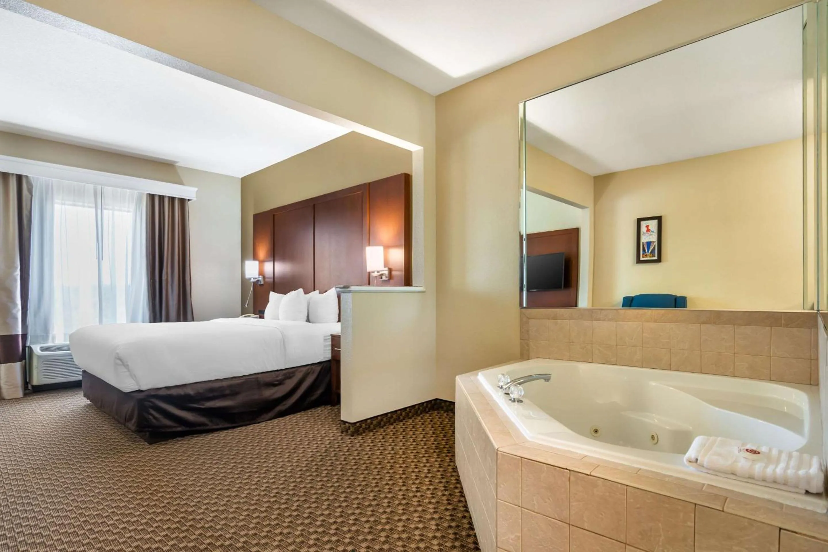 Bedroom, Bed in Comfort Suites - Jefferson City