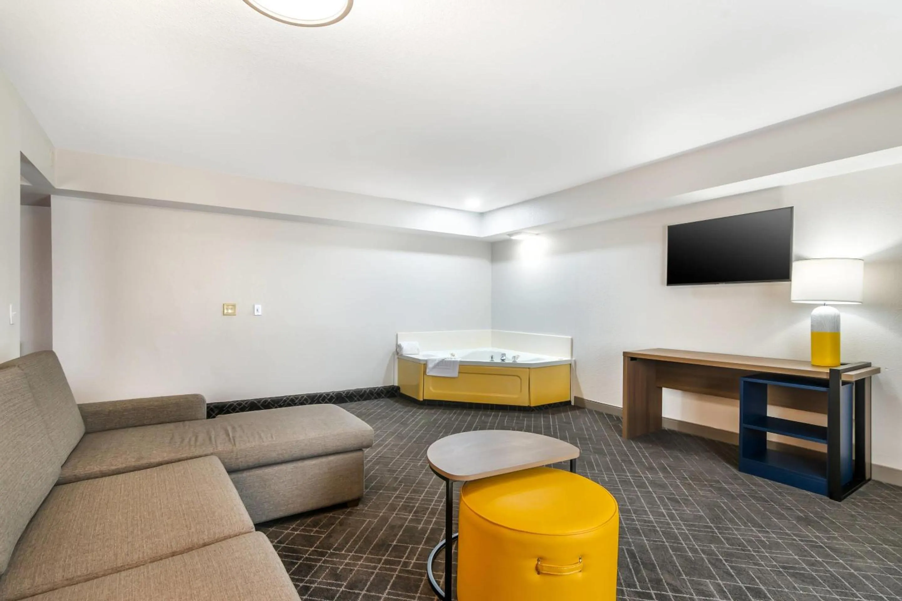 Bedroom in Comfort Inn & Suites Chesterfield - St Louis