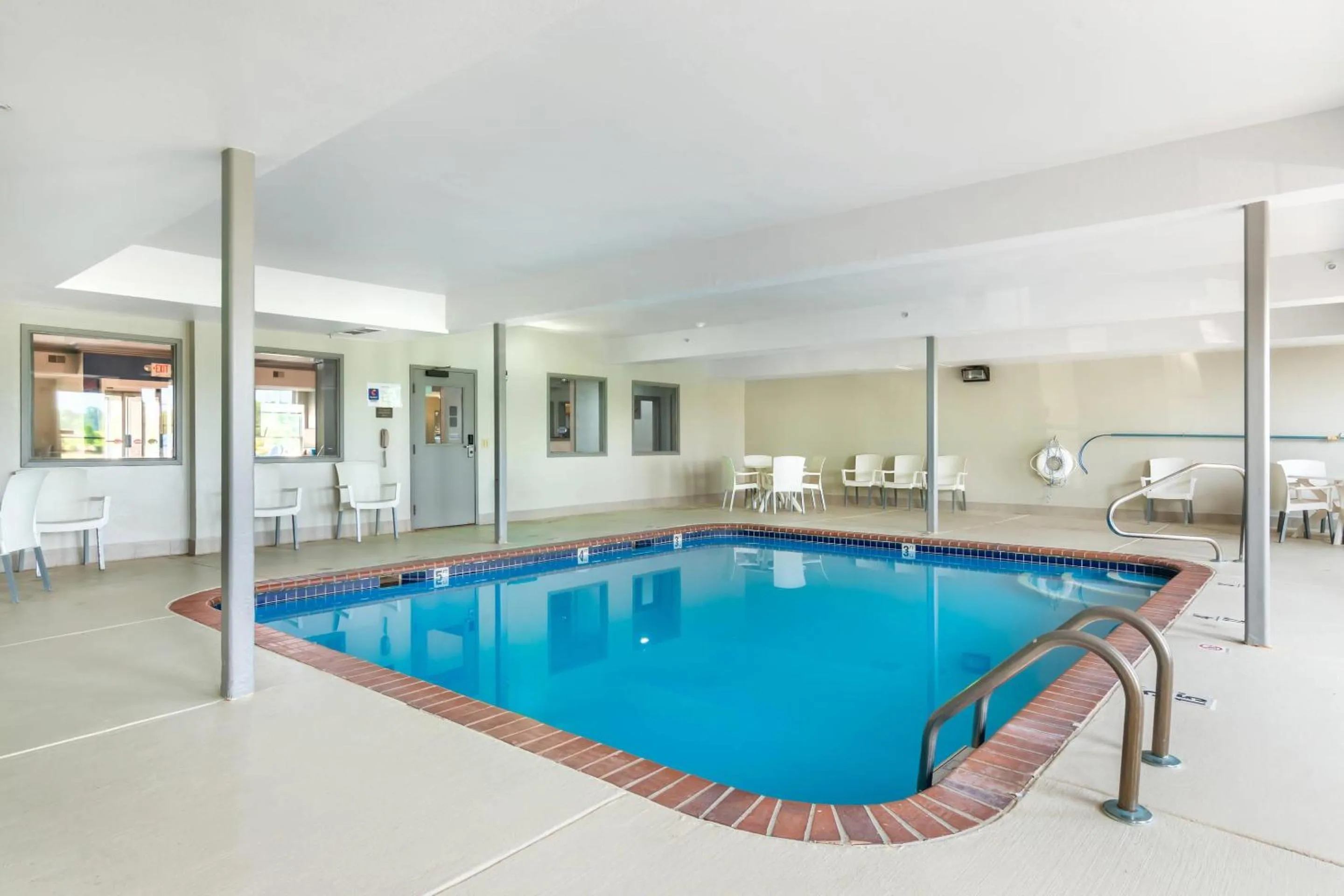 Swimming pool in Comfort Inn & Suites Chesterfield - St Louis