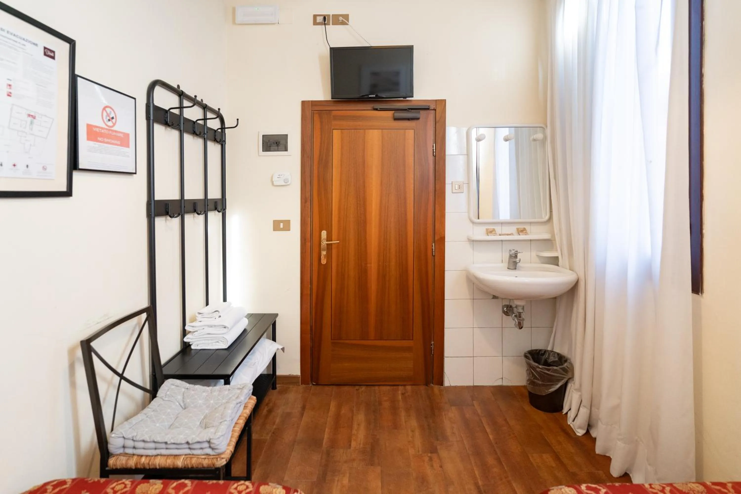 Bathroom, Bed in Hotel Tivoli