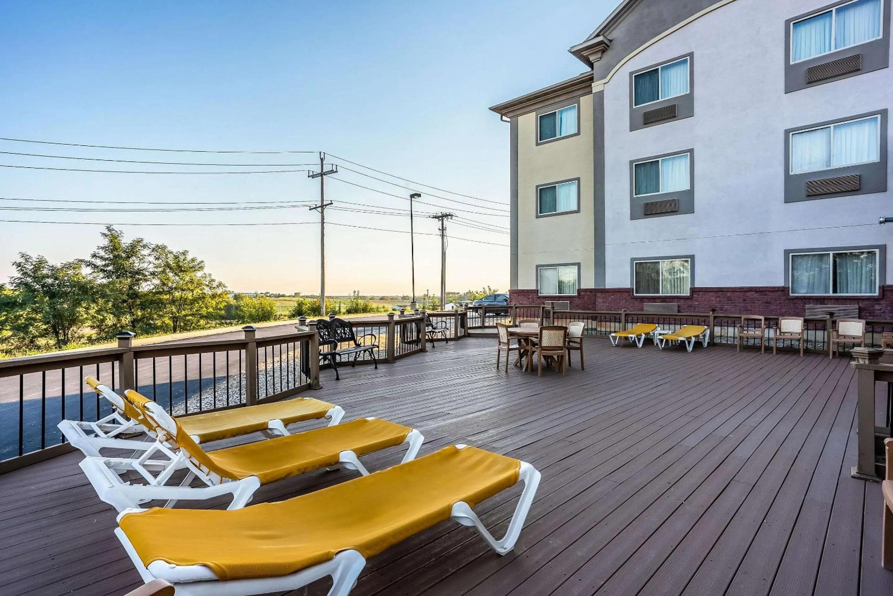 Swimming pool in Quality Inn & Suites Hannibal West