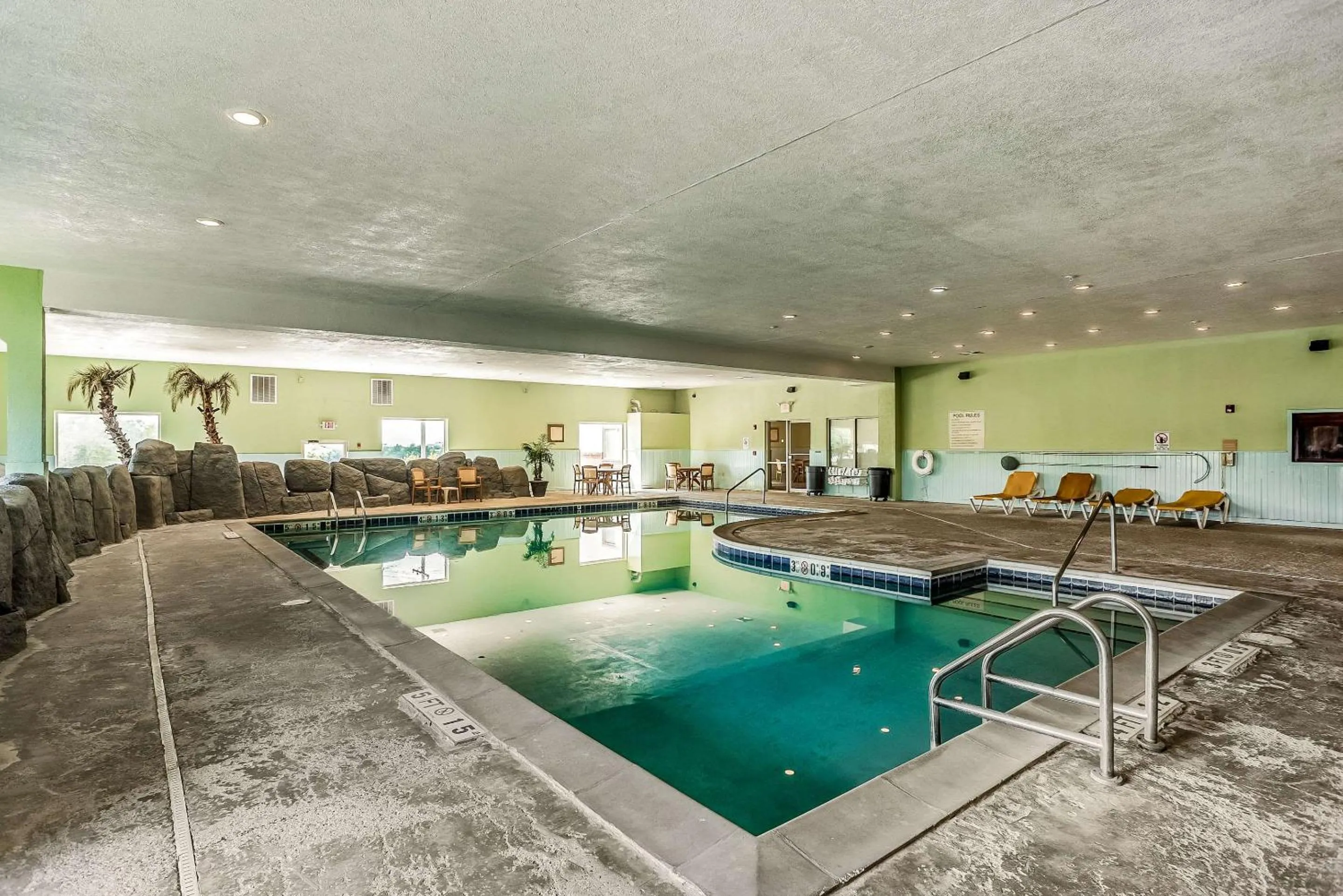 Swimming pool in Quality Inn & Suites Hannibal West