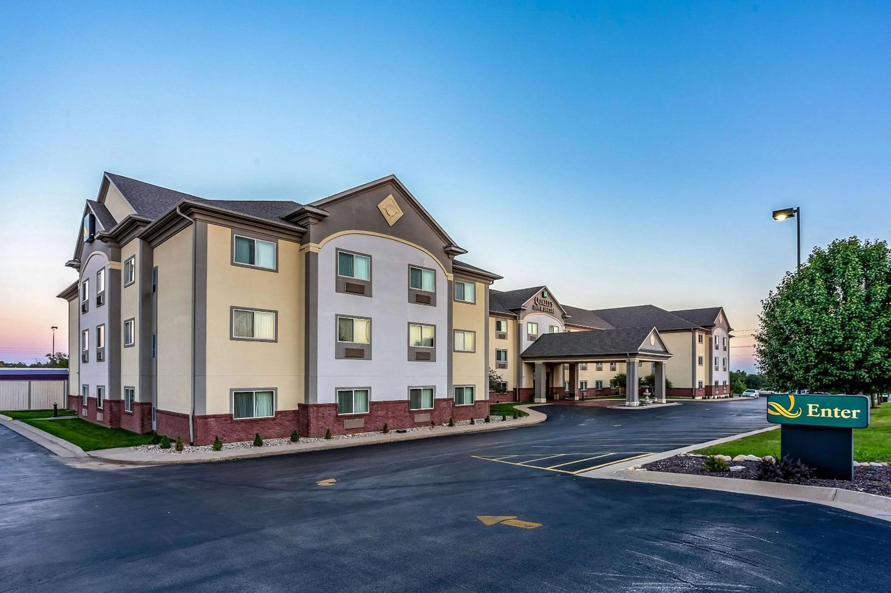 Property building in Quality Inn & Suites Hannibal West