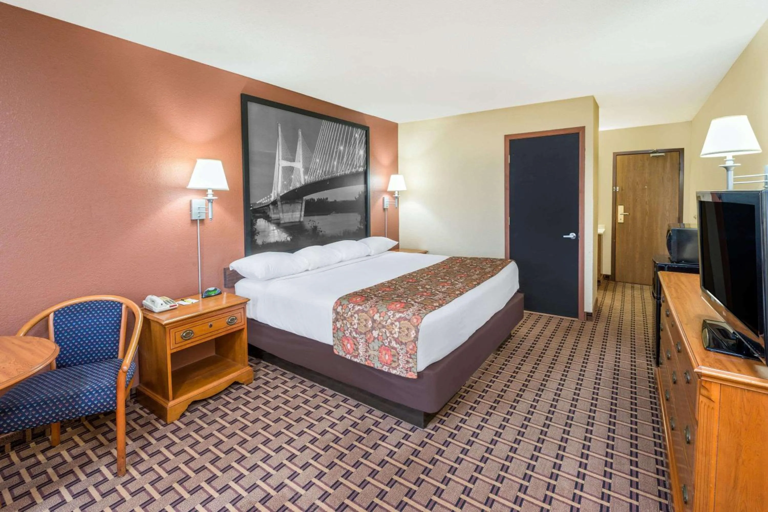 Photo of the whole room, Bed in Super 8 by Wyndham Charleston Sikeston East MO
