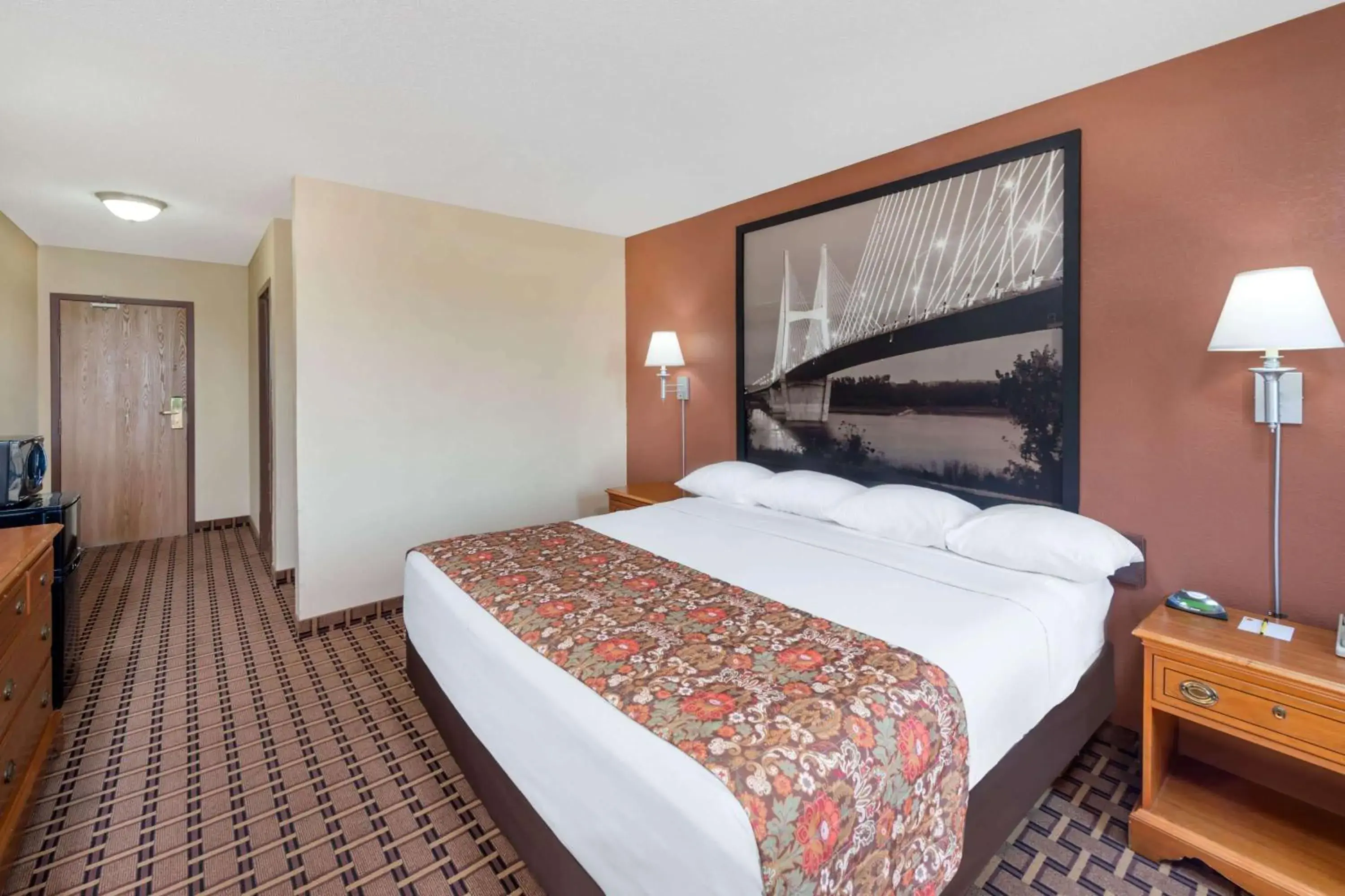 King Room - Non-Smoking in Super 8 by Wyndham Charleston Sikeston East MO King Room - Non-Smoking in Super 8 by Wyndham Charleston Sikeston East MO