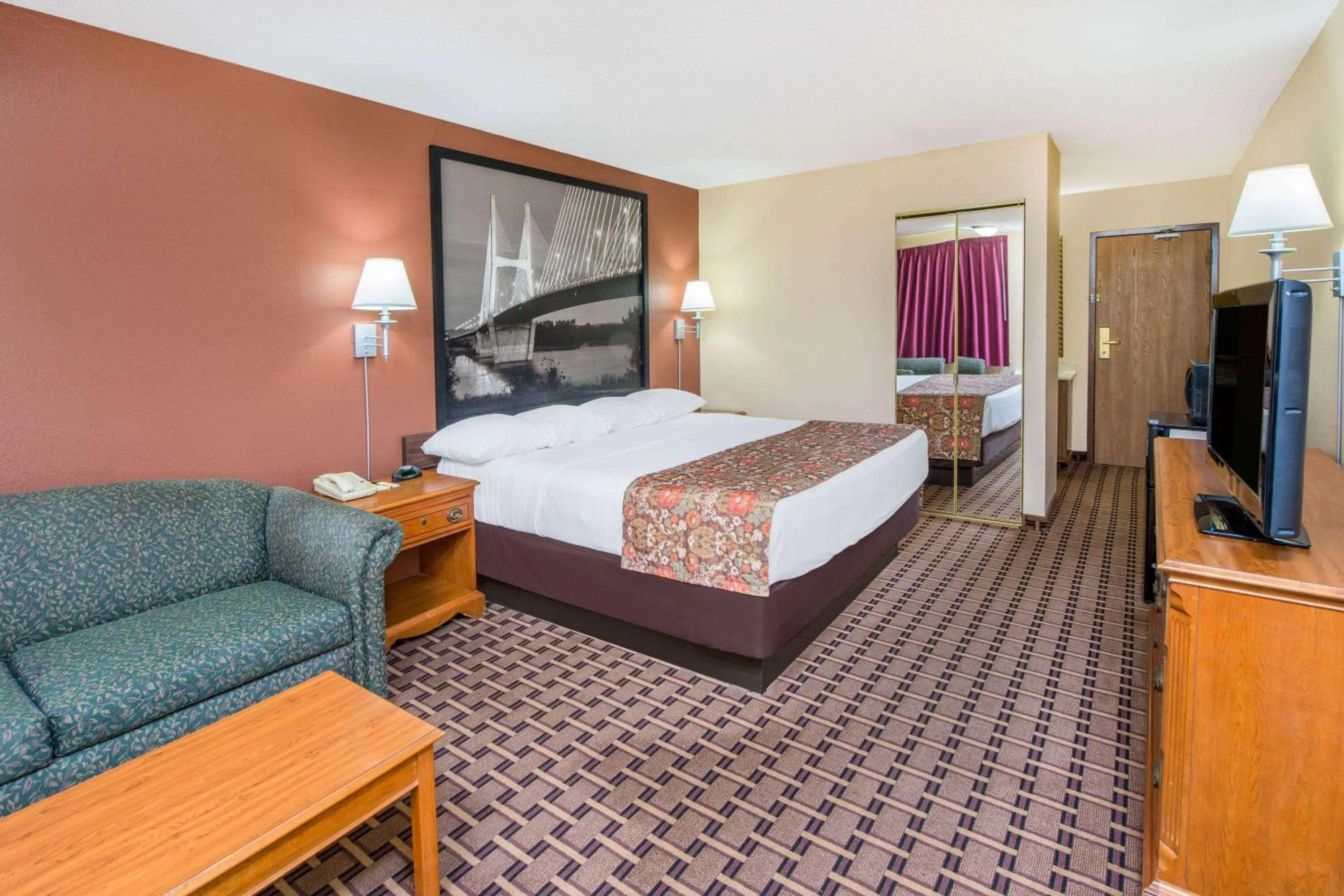 Photo of the whole room, Bed in Super 8 by Wyndham Charleston Sikeston East MO