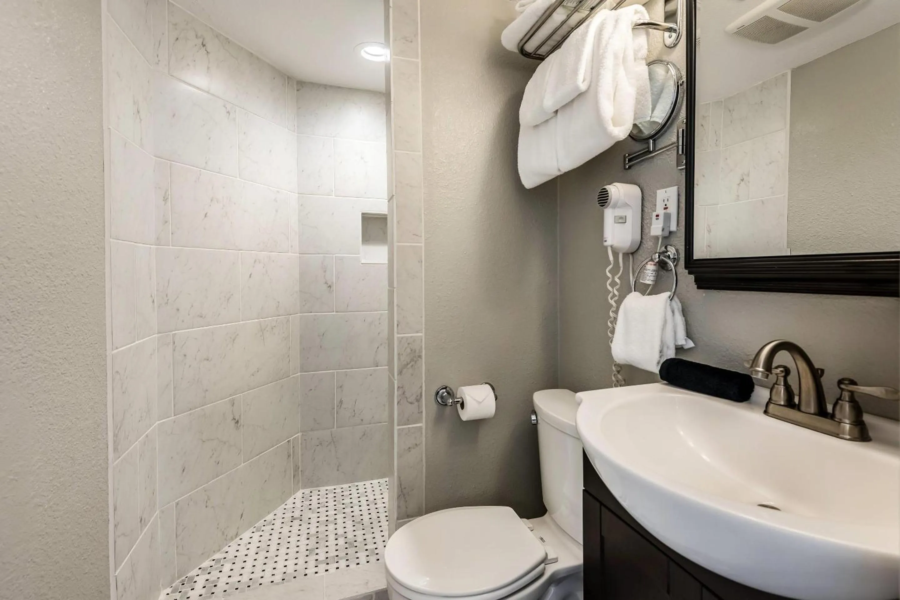 Bedroom in Hotel Bothwell Sedalia Central District, an Ascend Collection Hotel