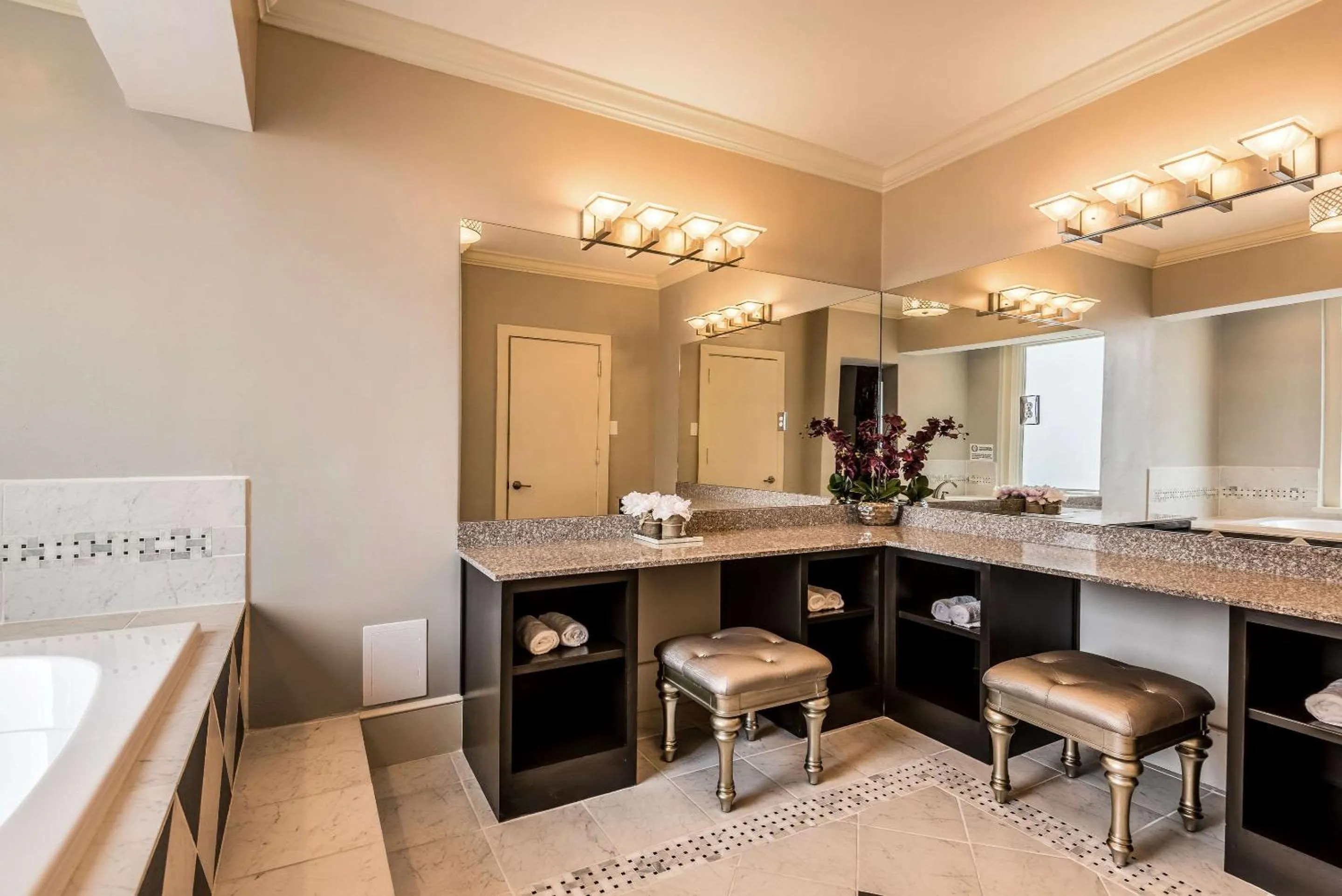 Bedroom in Hotel Bothwell Sedalia Central District, an Ascend Collection Hotel