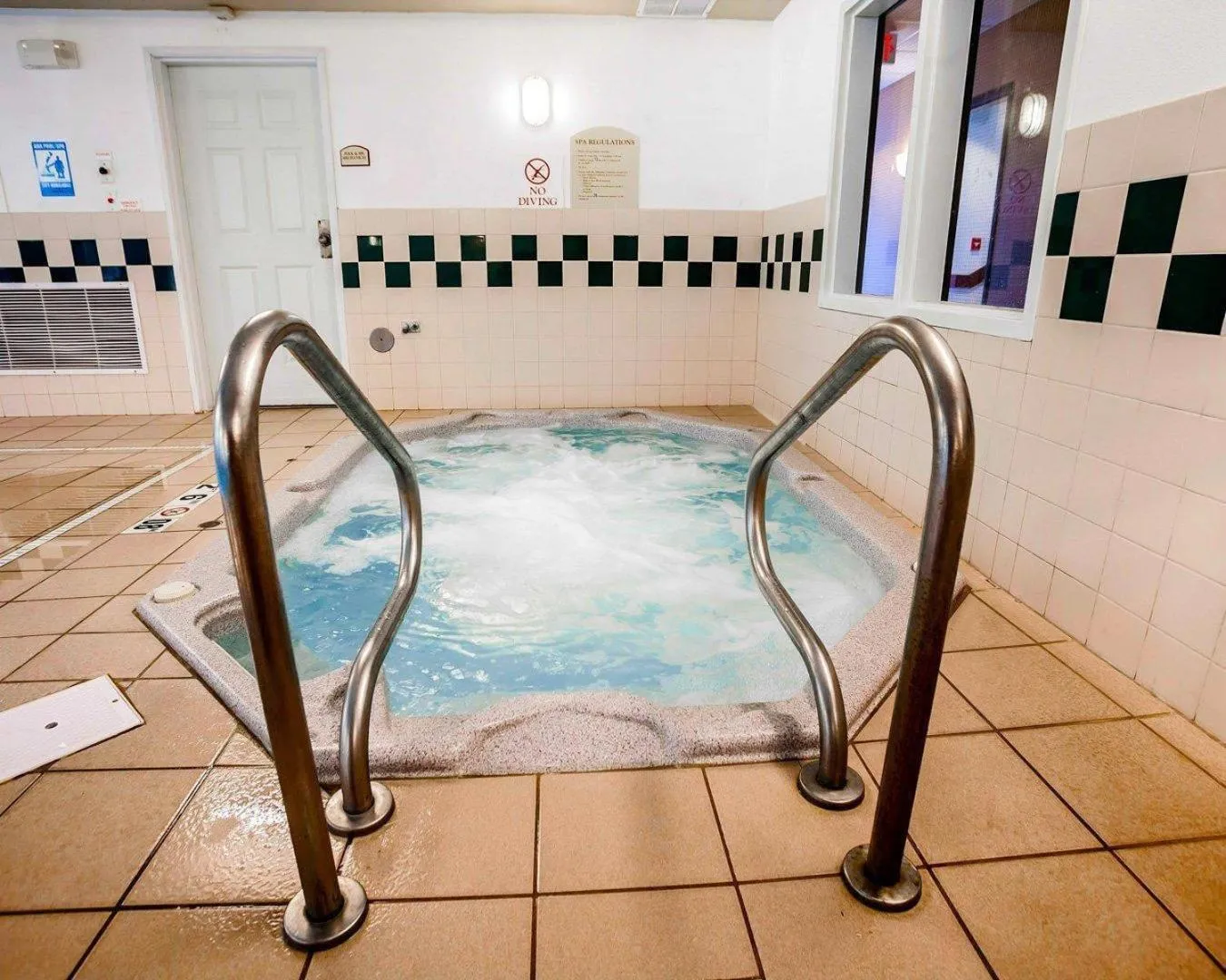Swimming pool in Comfort Suites Independence - Kansas City