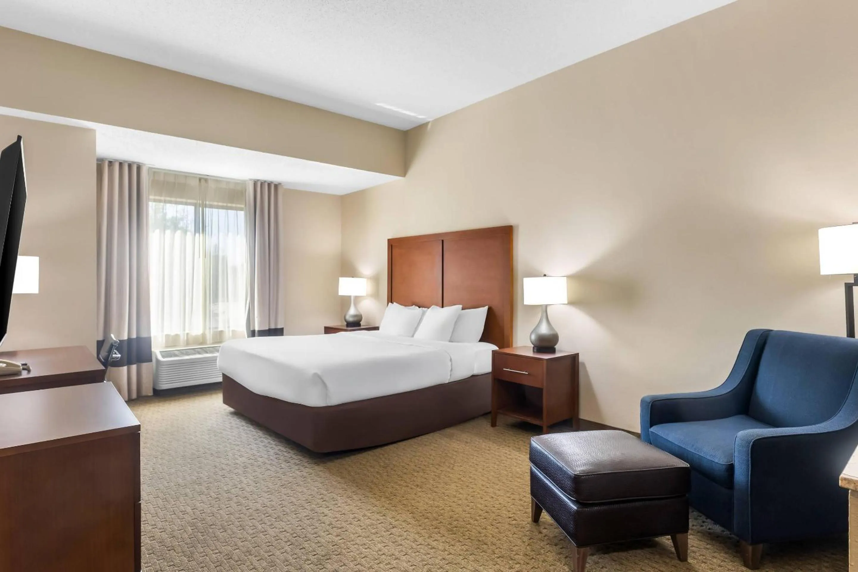 Bedroom, Bed in Comfort Inn & Suites Sikeston I-55