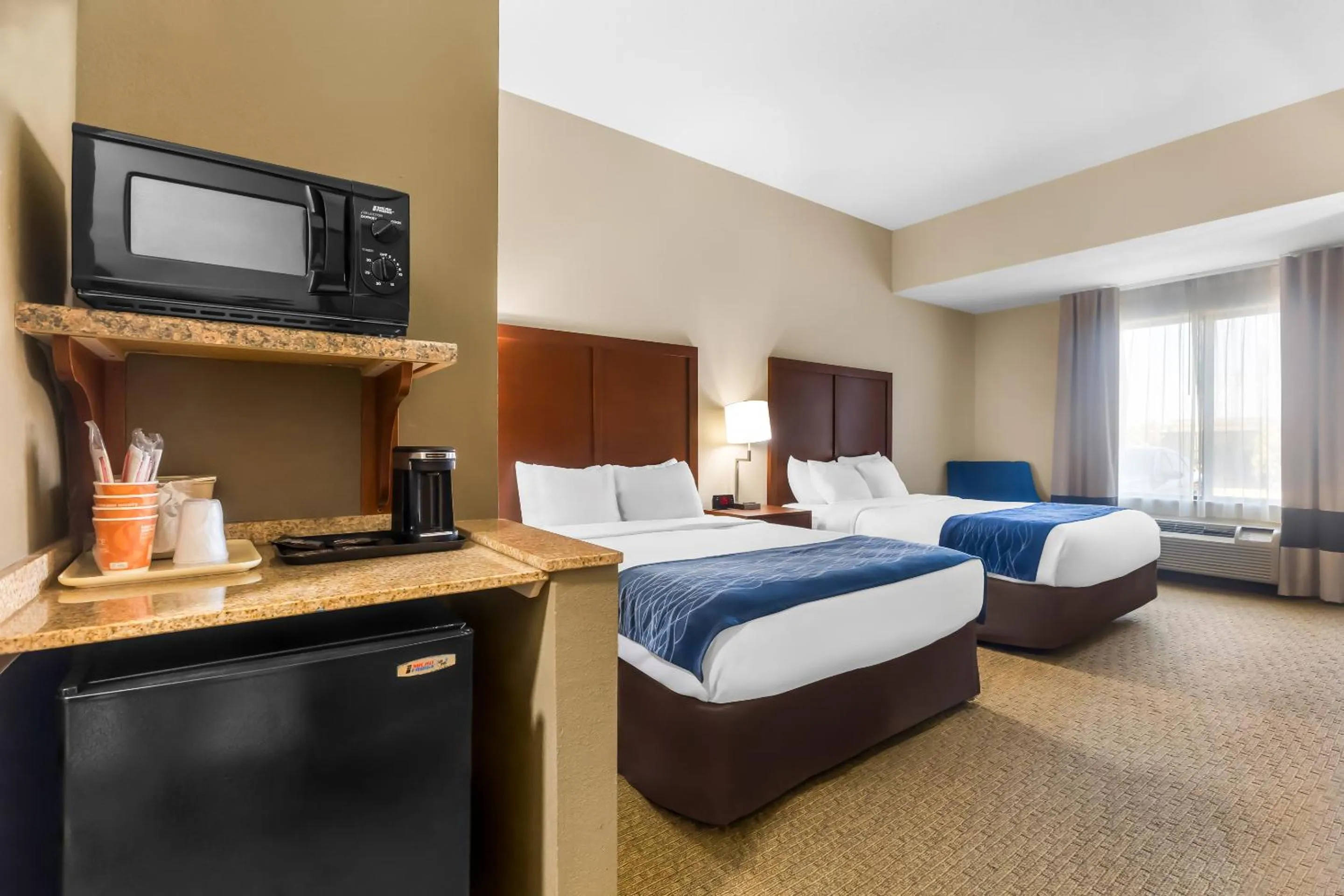 Photo of the whole room, Bed in Comfort Inn & Suites Sikeston I-55