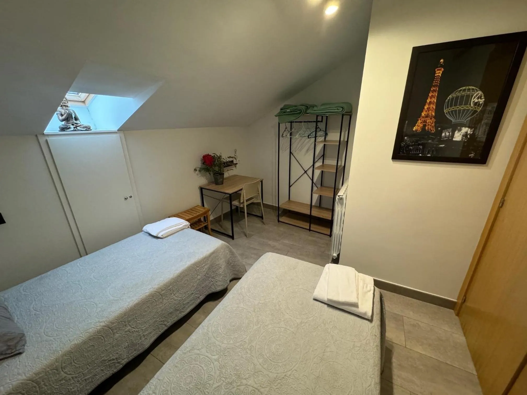 Standard Twin Room with Shared Bathroom in Carpe Viam