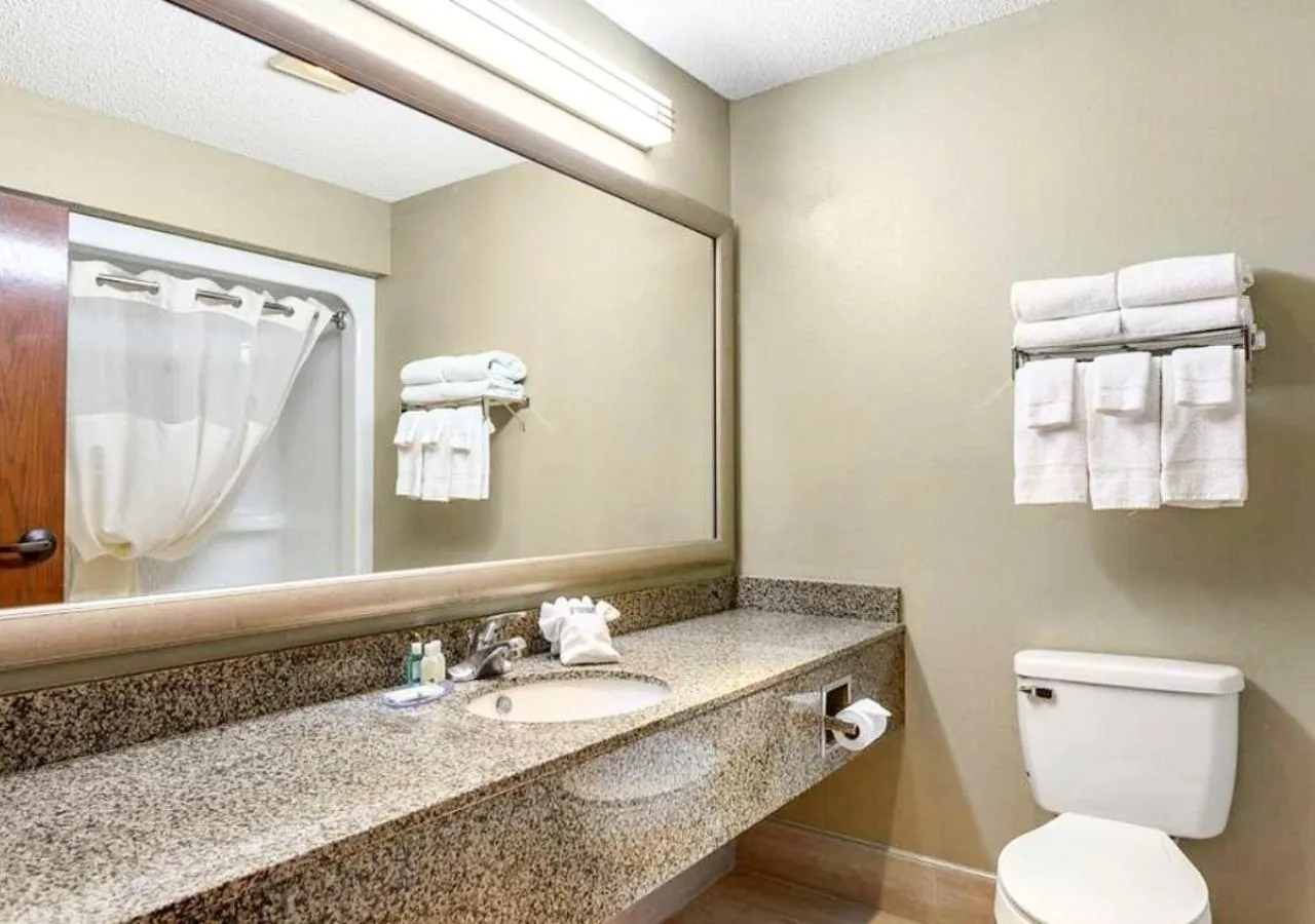 Toilet in Quality Inn St Robert - Ft Leonard Wood