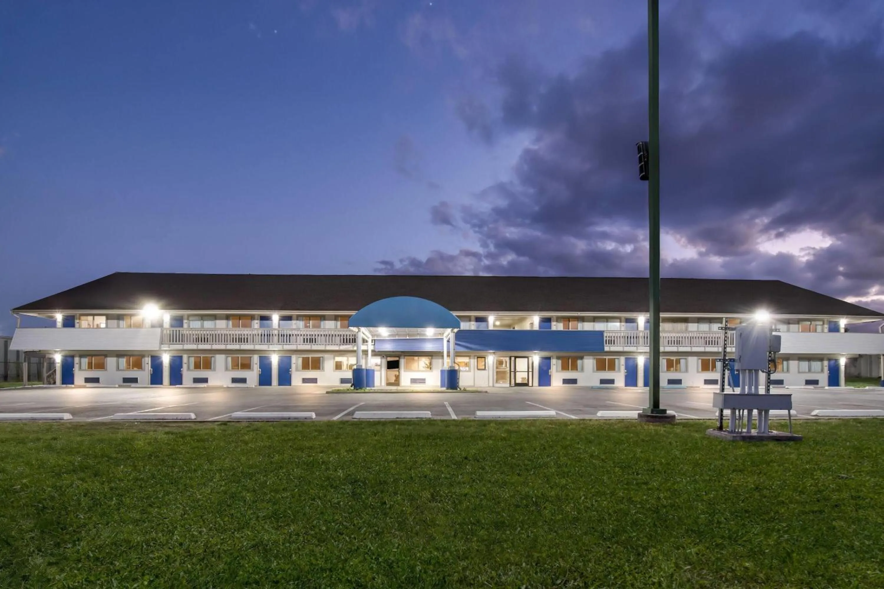 Property building in Days Inn by Wyndham Independence