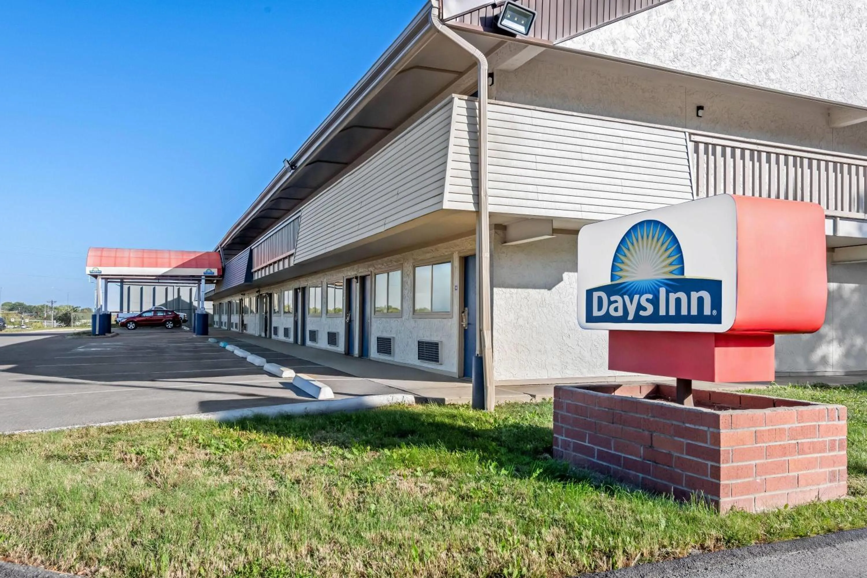 Property building in Days Inn by Wyndham Independence