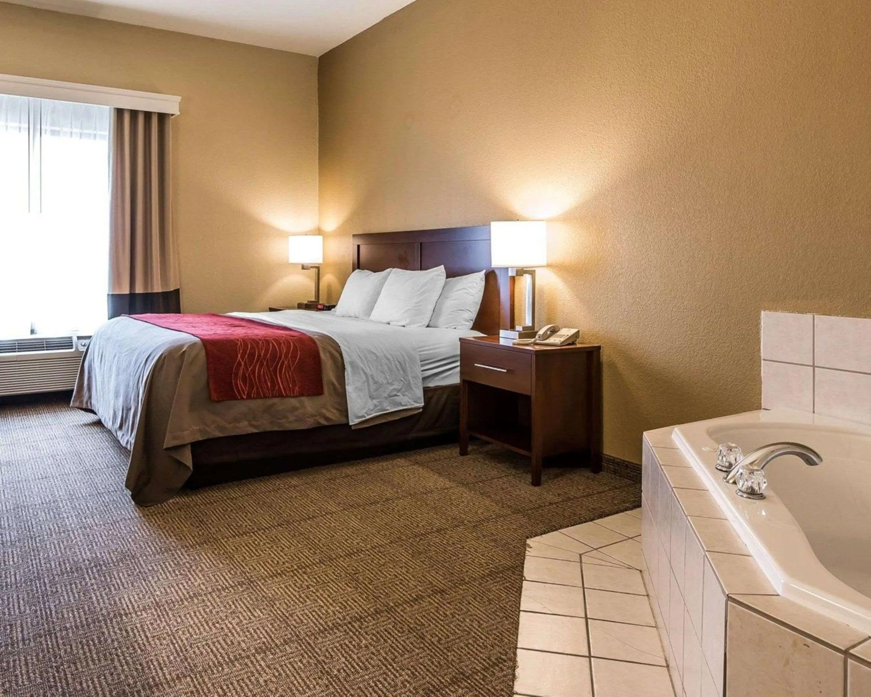 Photo of the whole room, Bed in Quality Inn & Suites Bethany