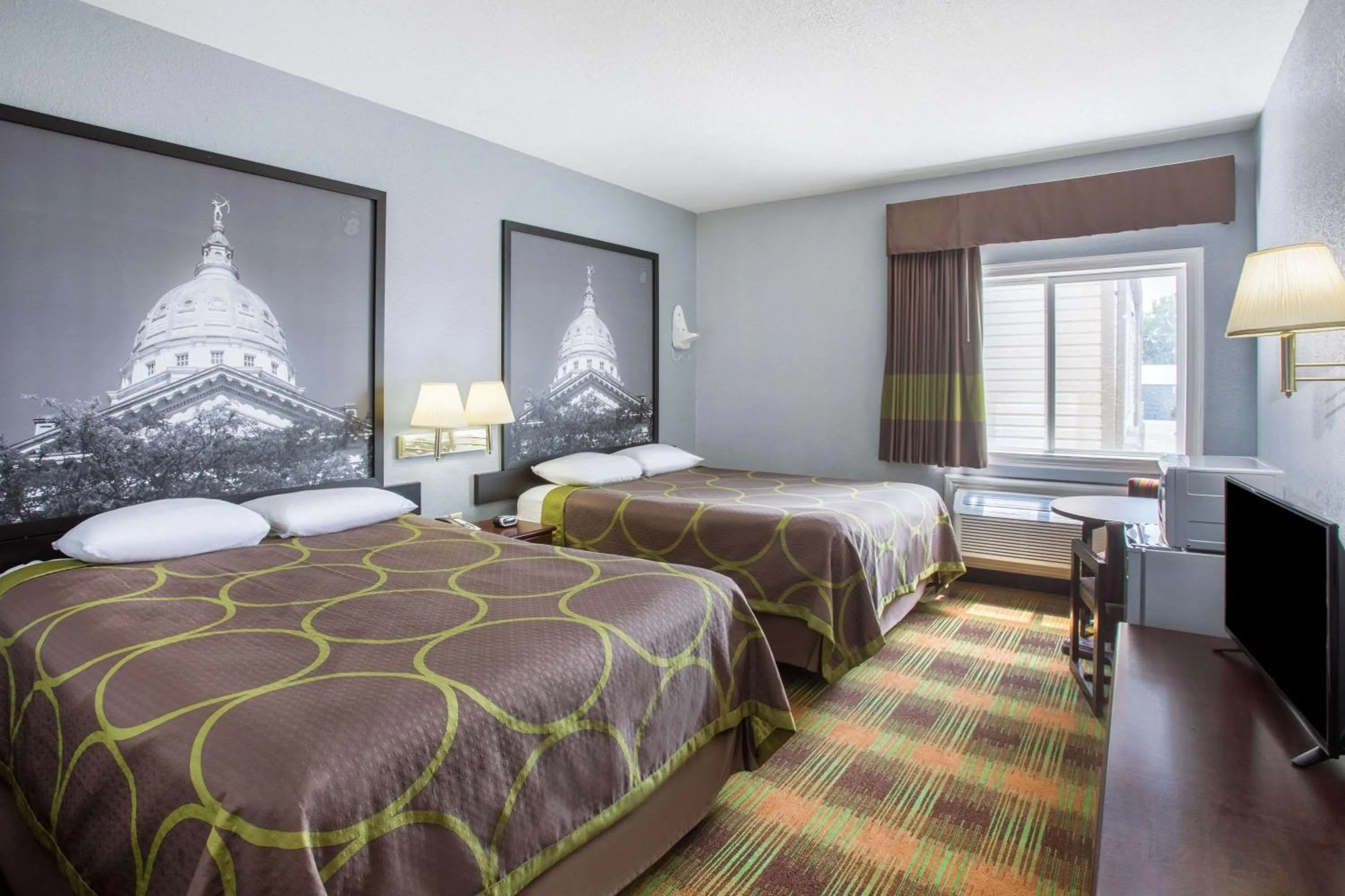 Photo of the whole room, Bed in Super 8 by Wyndham Sweet Springs