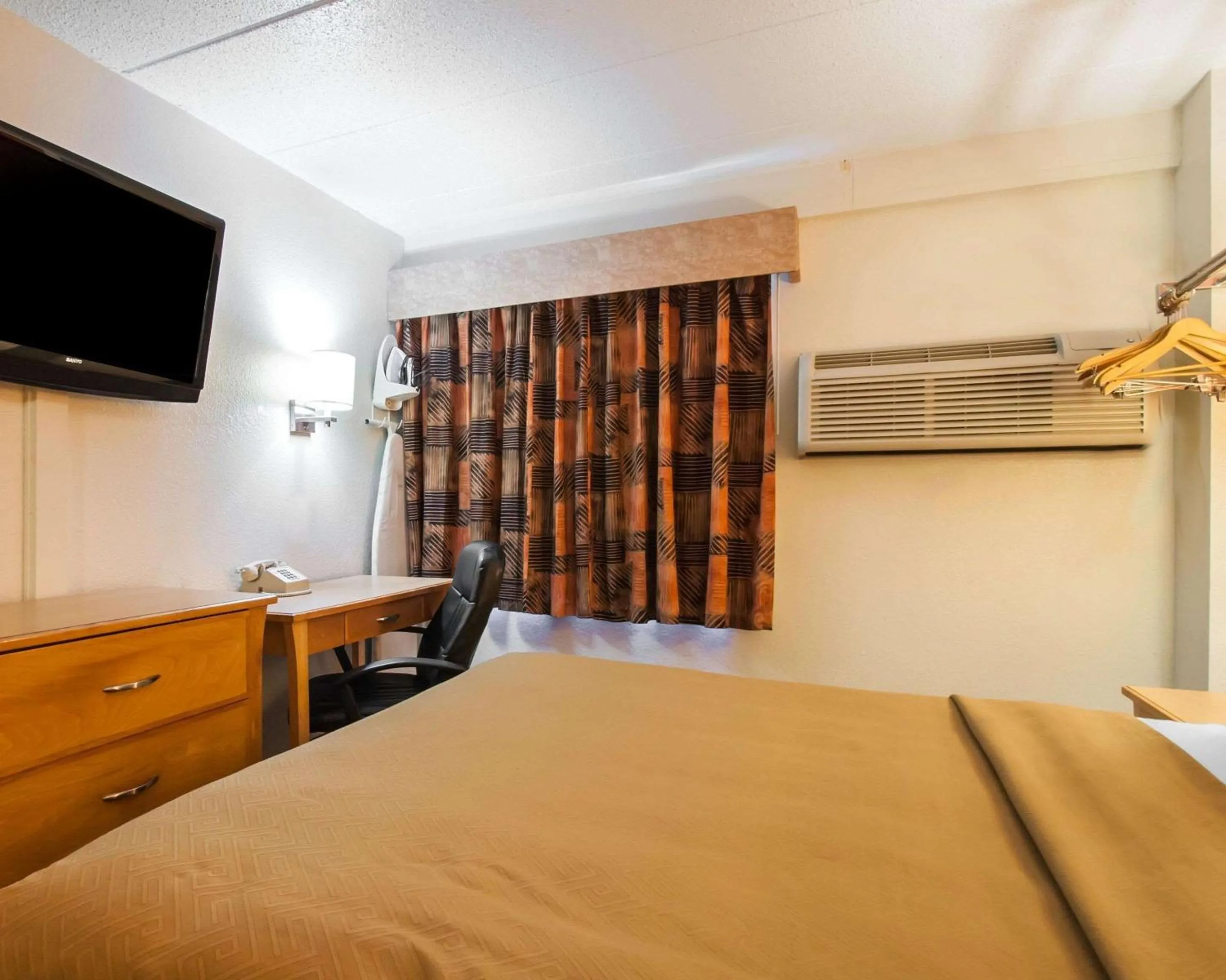 Photo of the whole room, Bed in Econo Lodge Kansas City Downtown North