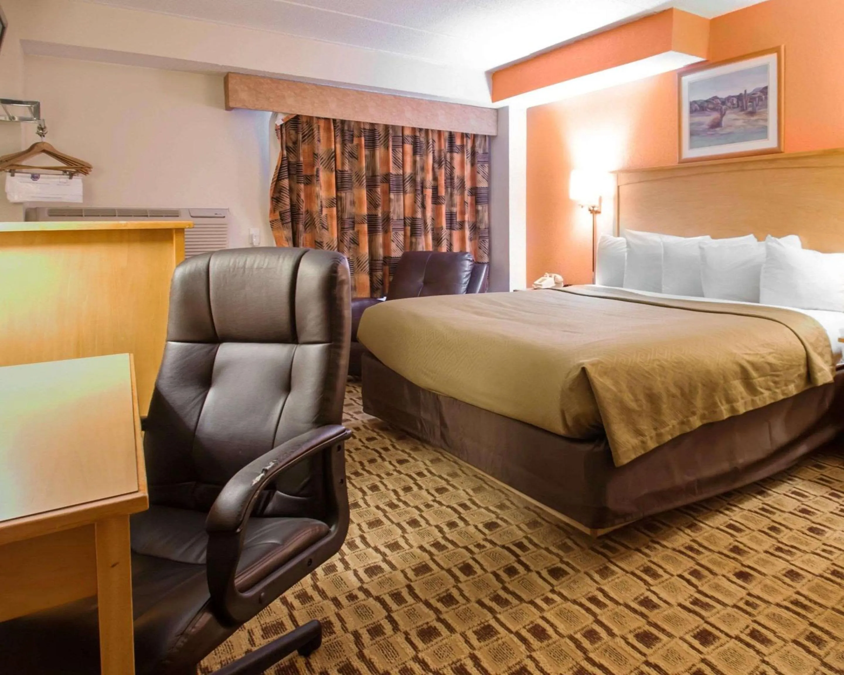 Photo of the whole room, Bed in Econo Lodge Kansas City Downtown North