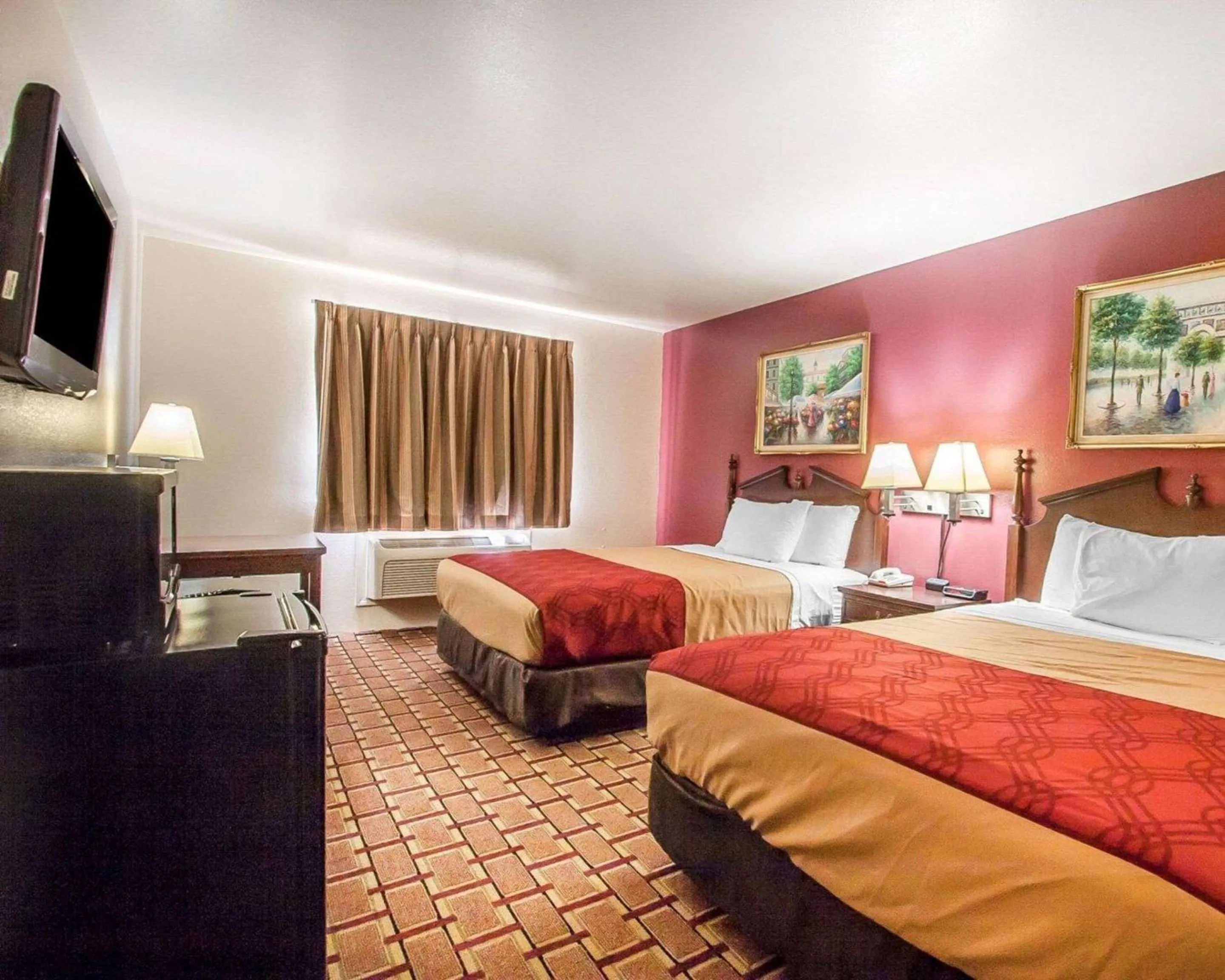 Photo of the whole room in Econo Lodge Dexter