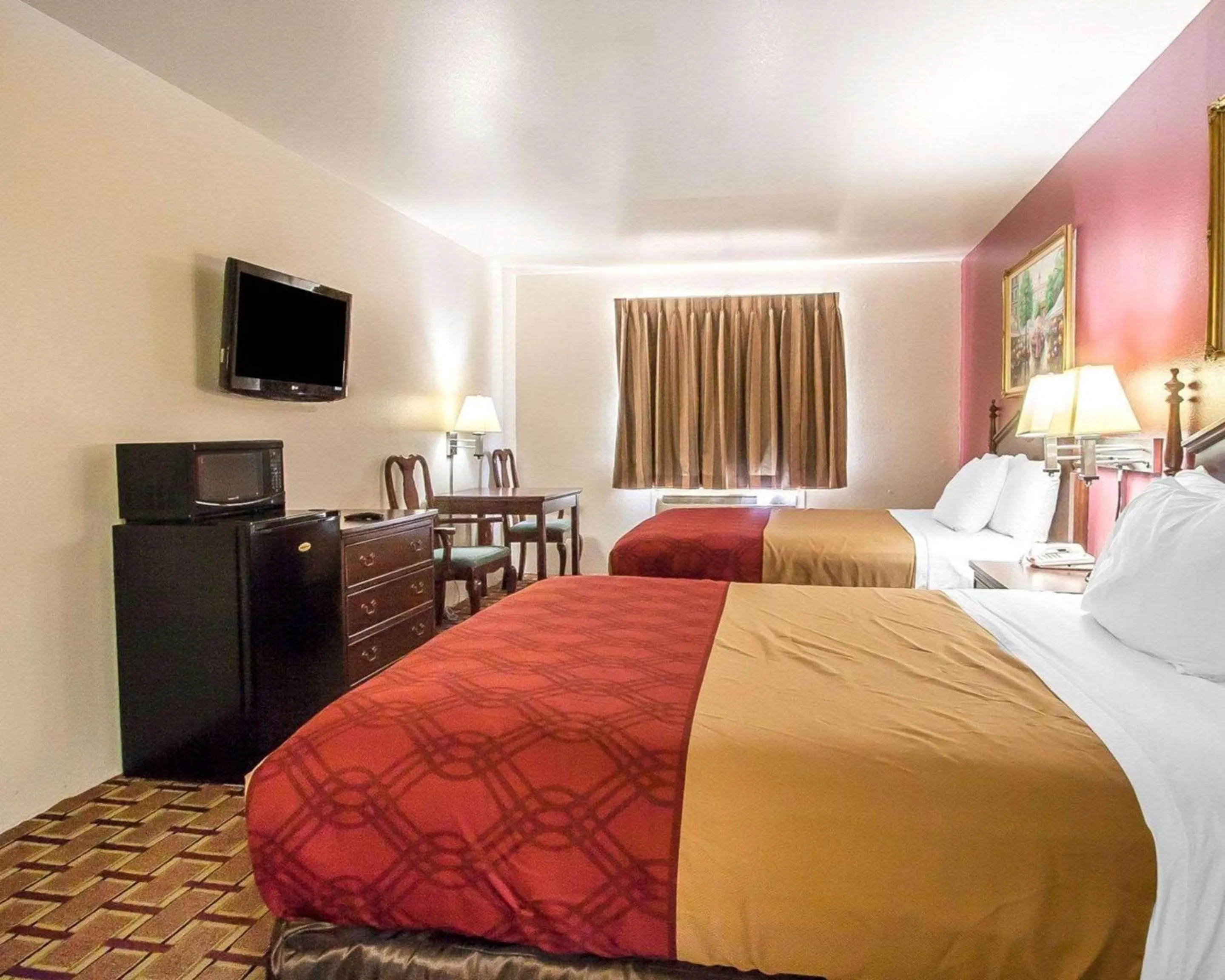 Photo of the whole room in Econo Lodge Dexter