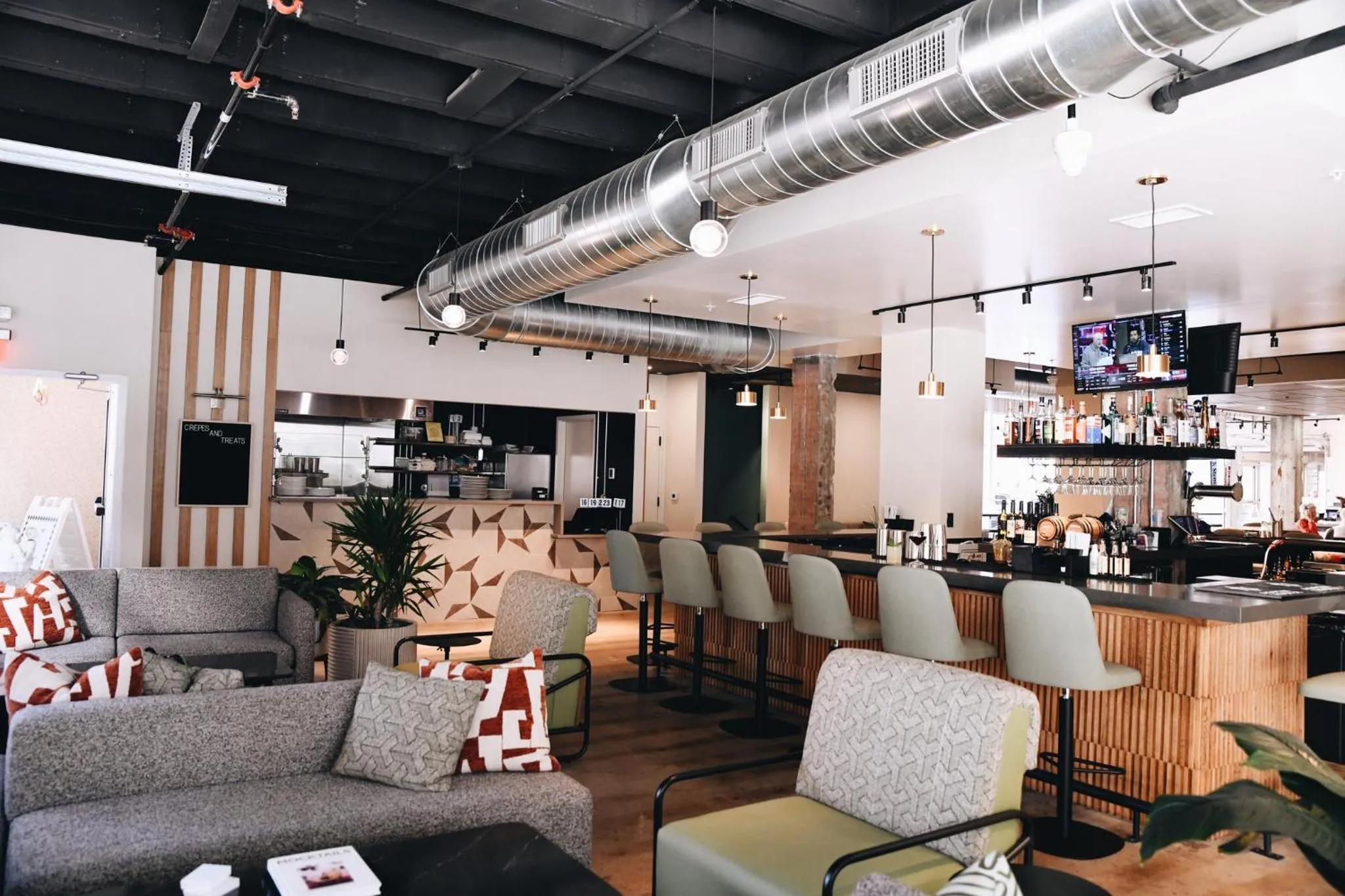 Lounge or bar in Hotel Indigo Saint Louis Central West End by IHG