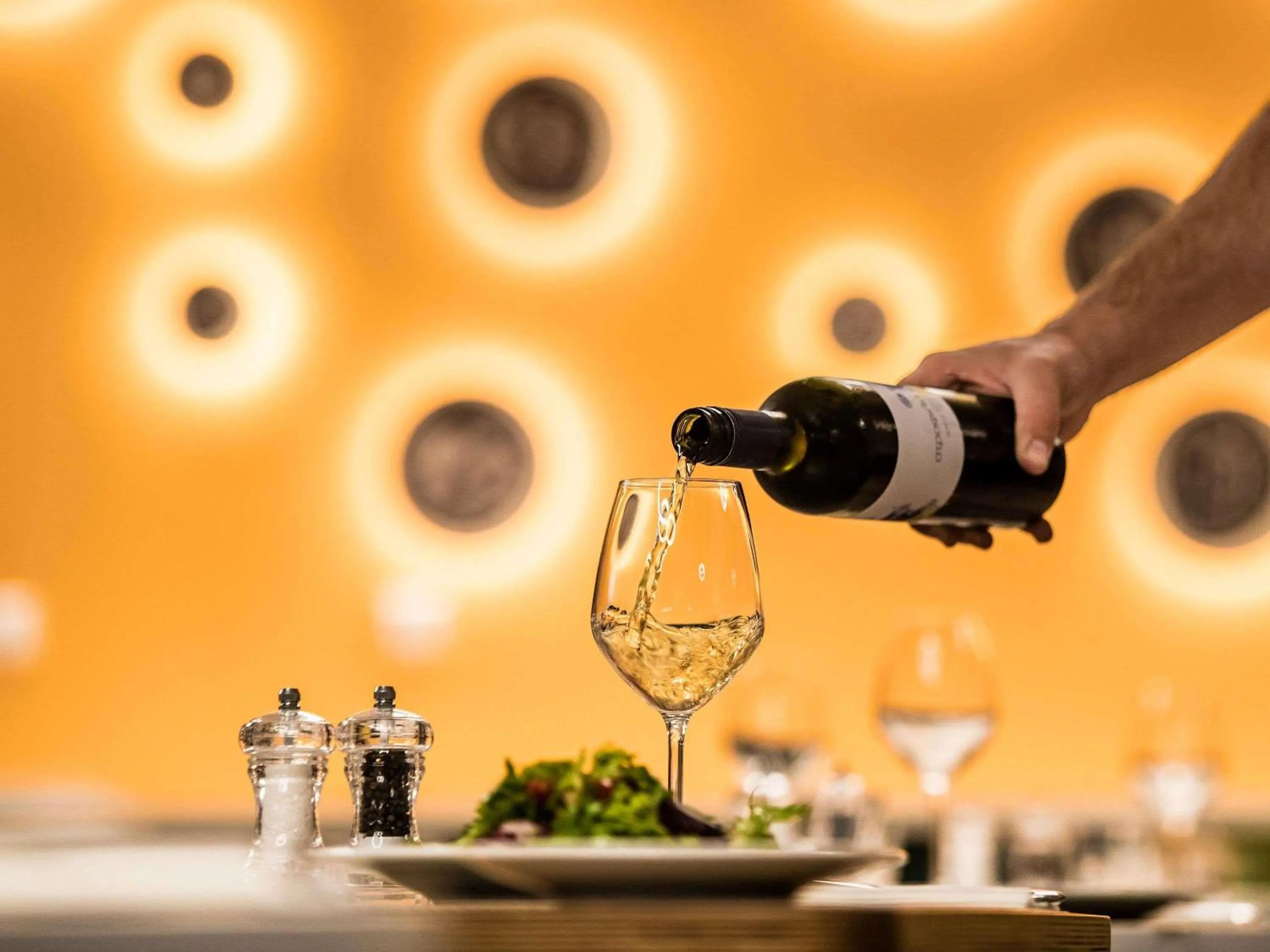 Restaurant/places to eat in ibis Styles Athens Routes