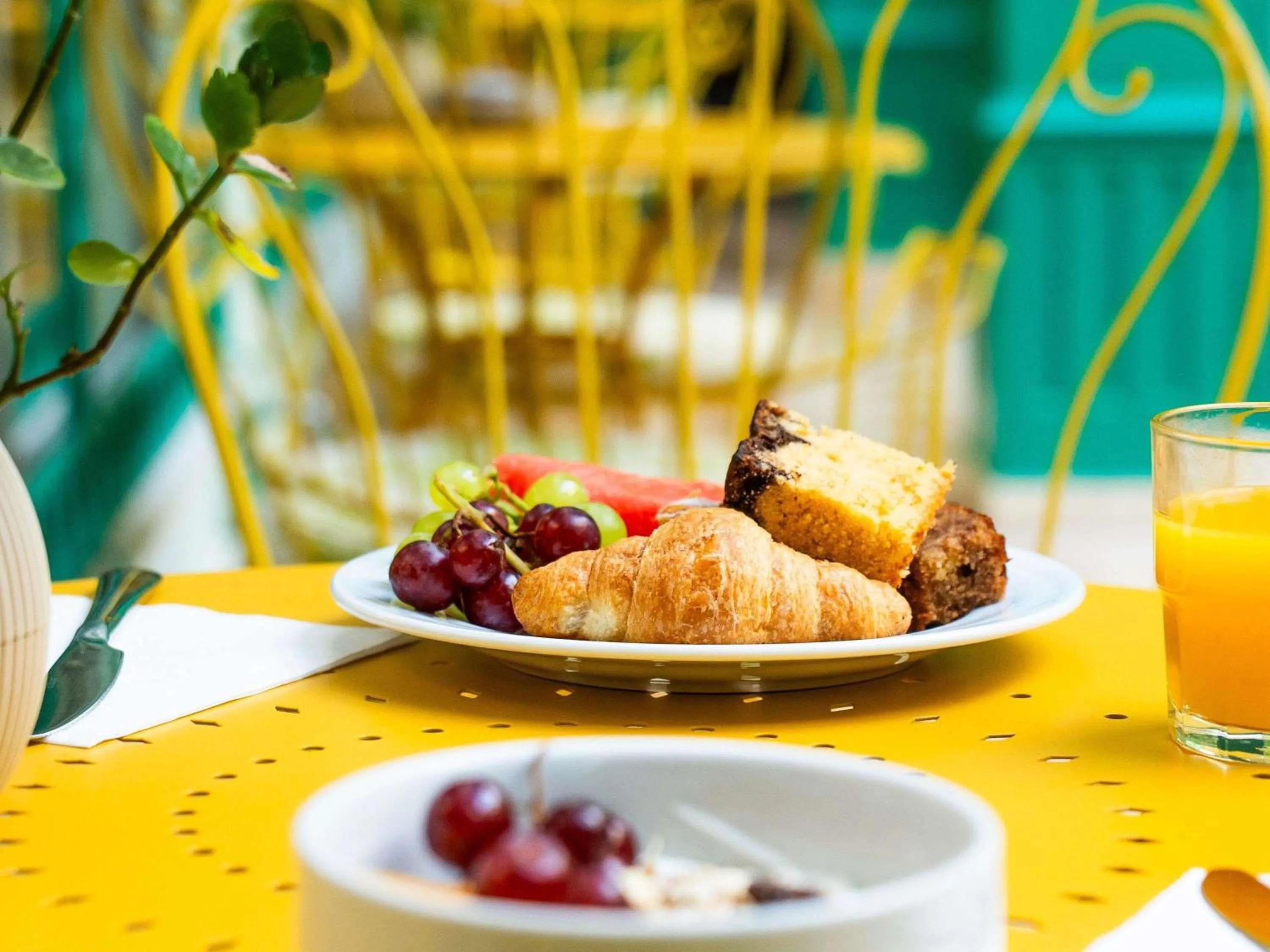 Restaurant/places to eat in ibis Styles Athens Routes