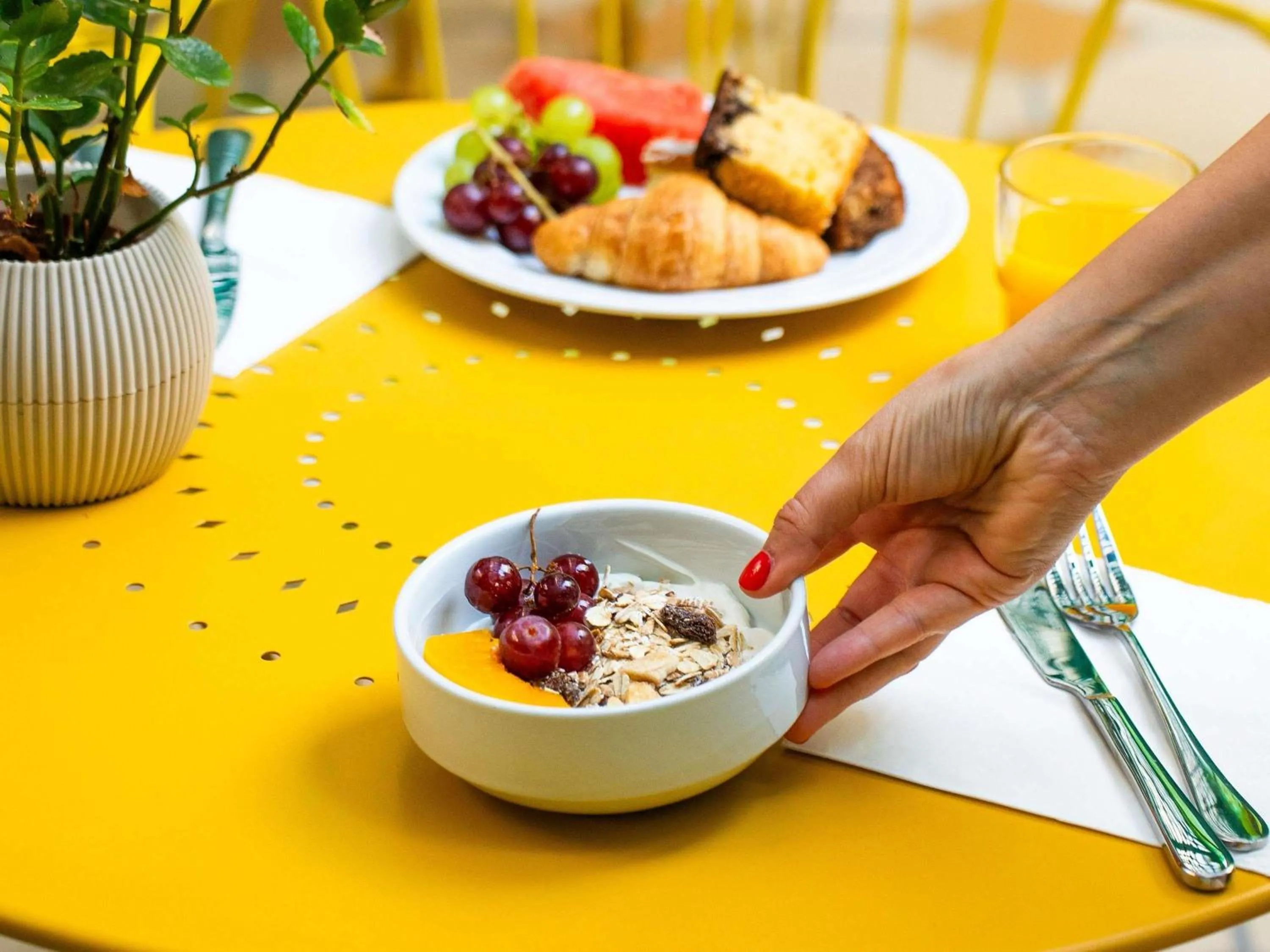 Restaurant/places to eat in ibis Styles Athens Routes