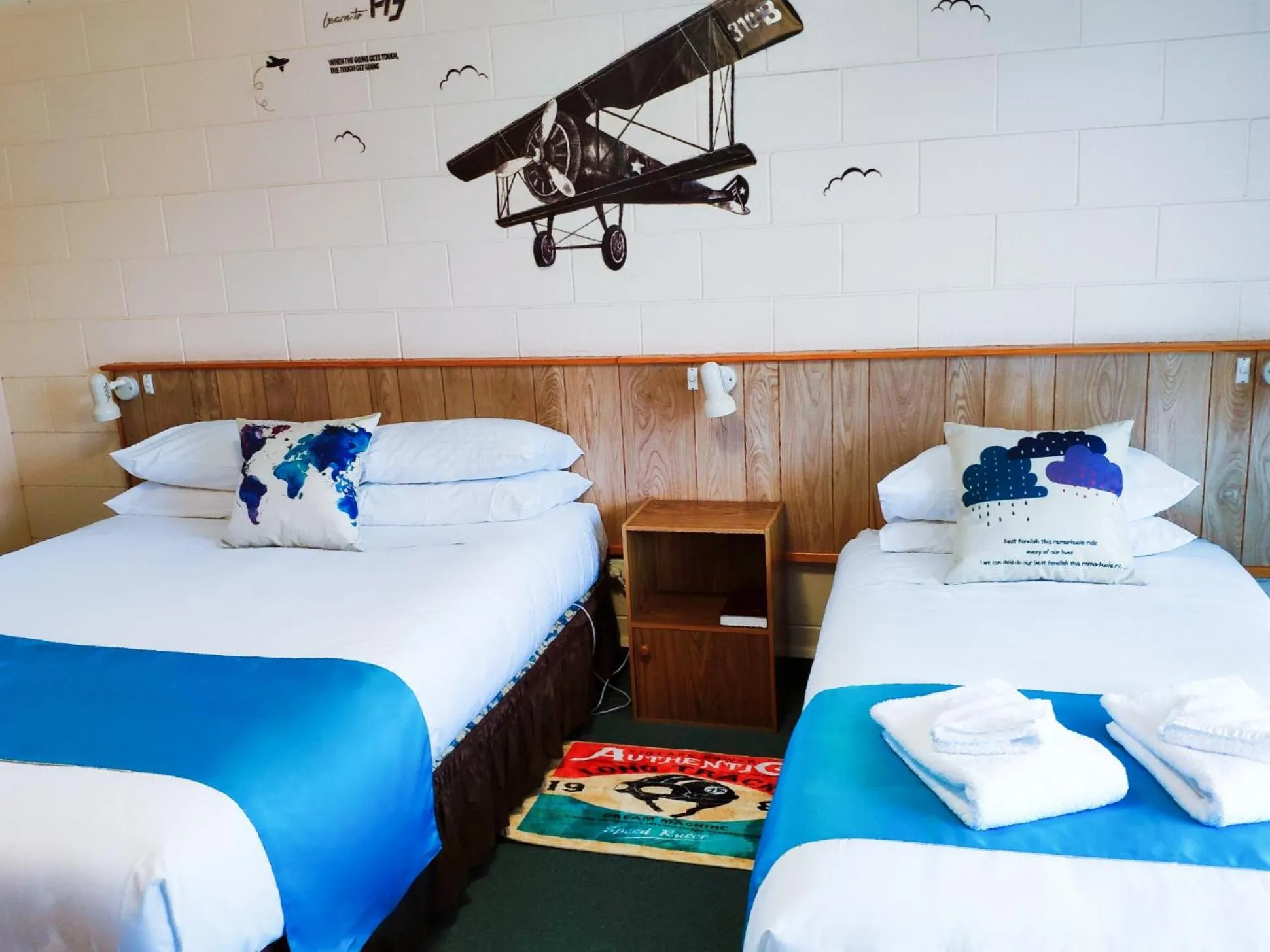 Bed in Junction Motel Sanson-Truck Motel