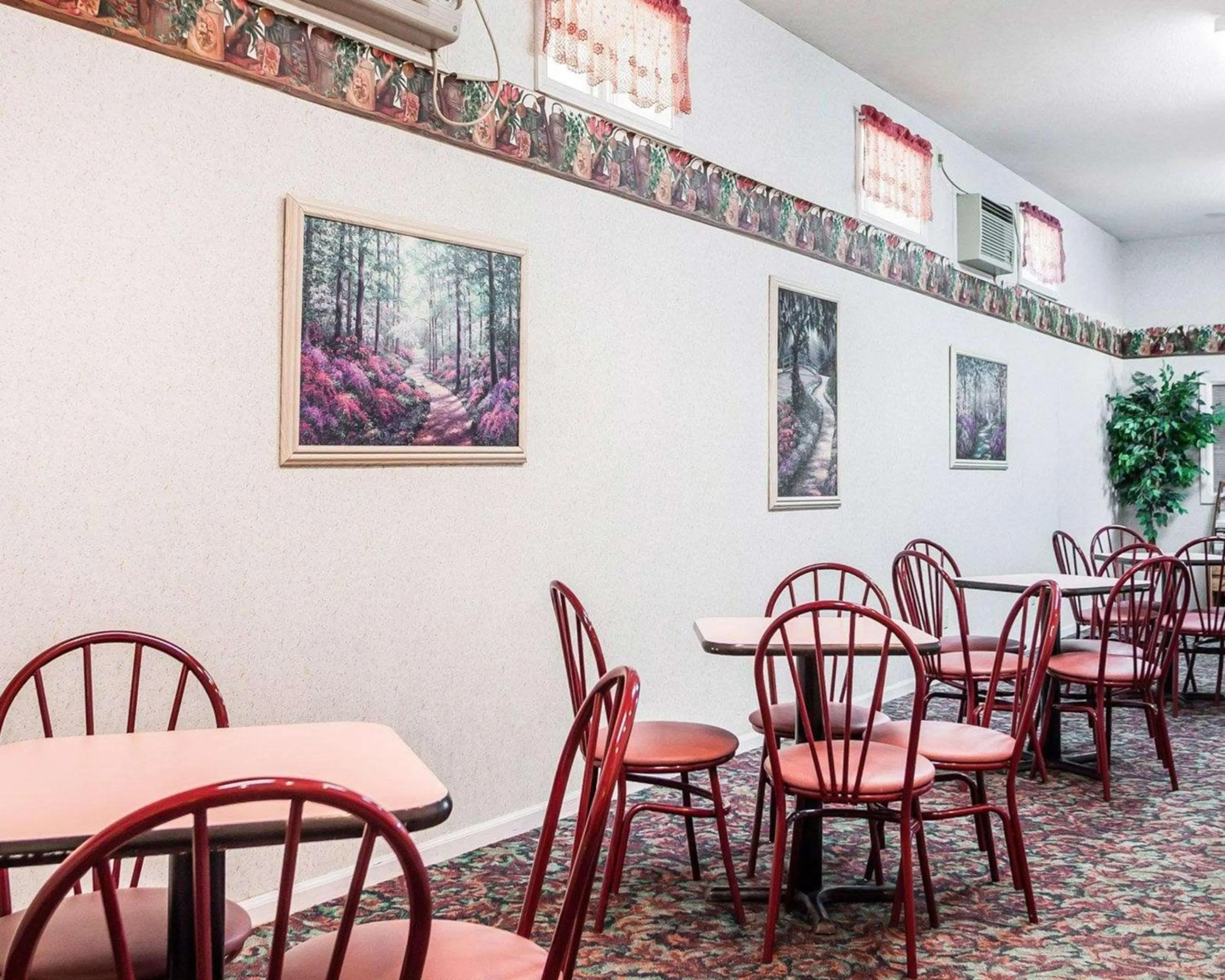 Restaurant/places to eat in Econo Lodge Jefferson City