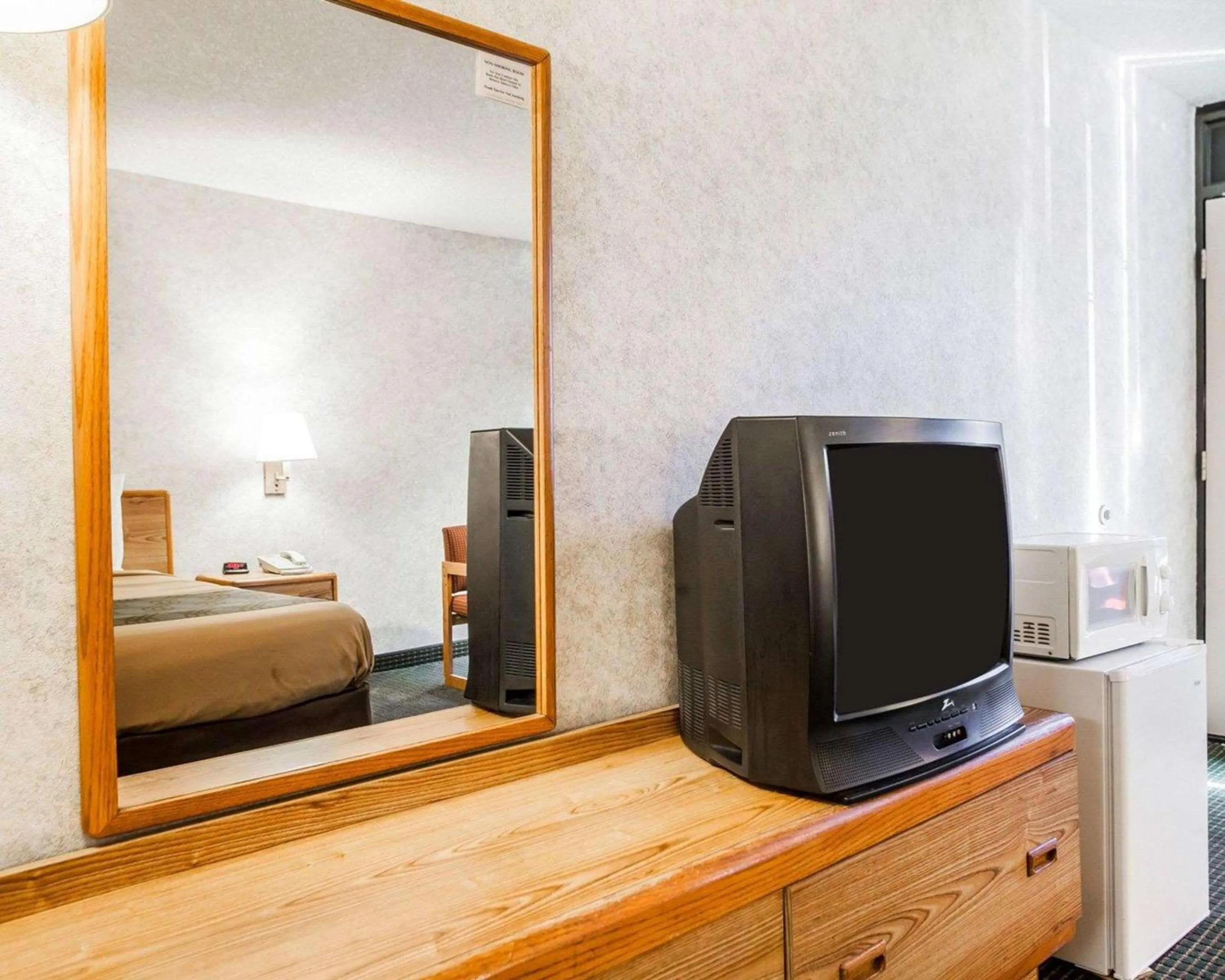 Photo of the whole room, Bed in Econo Lodge Jefferson City
