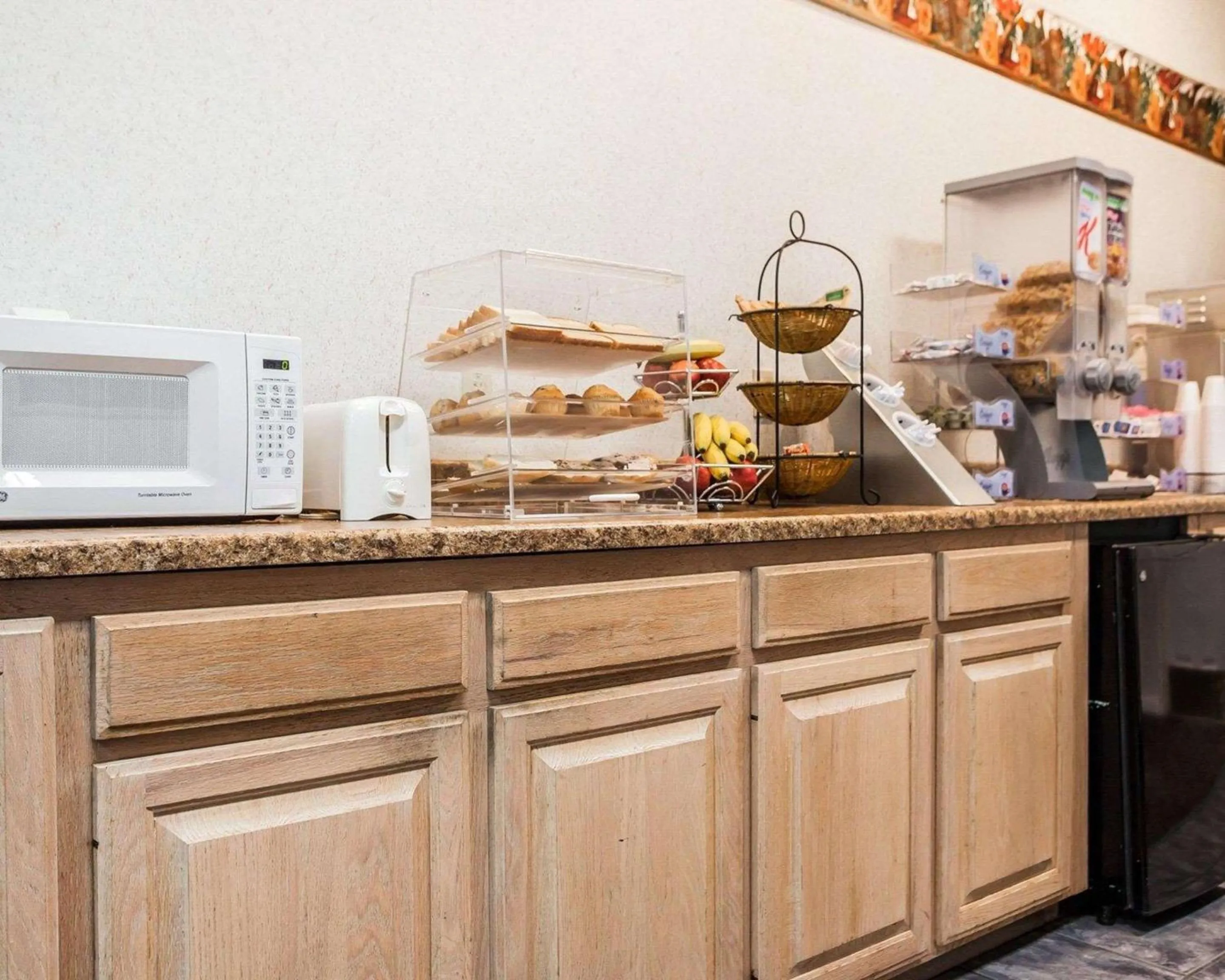 Restaurant/places to eat in Econo Lodge Jefferson City