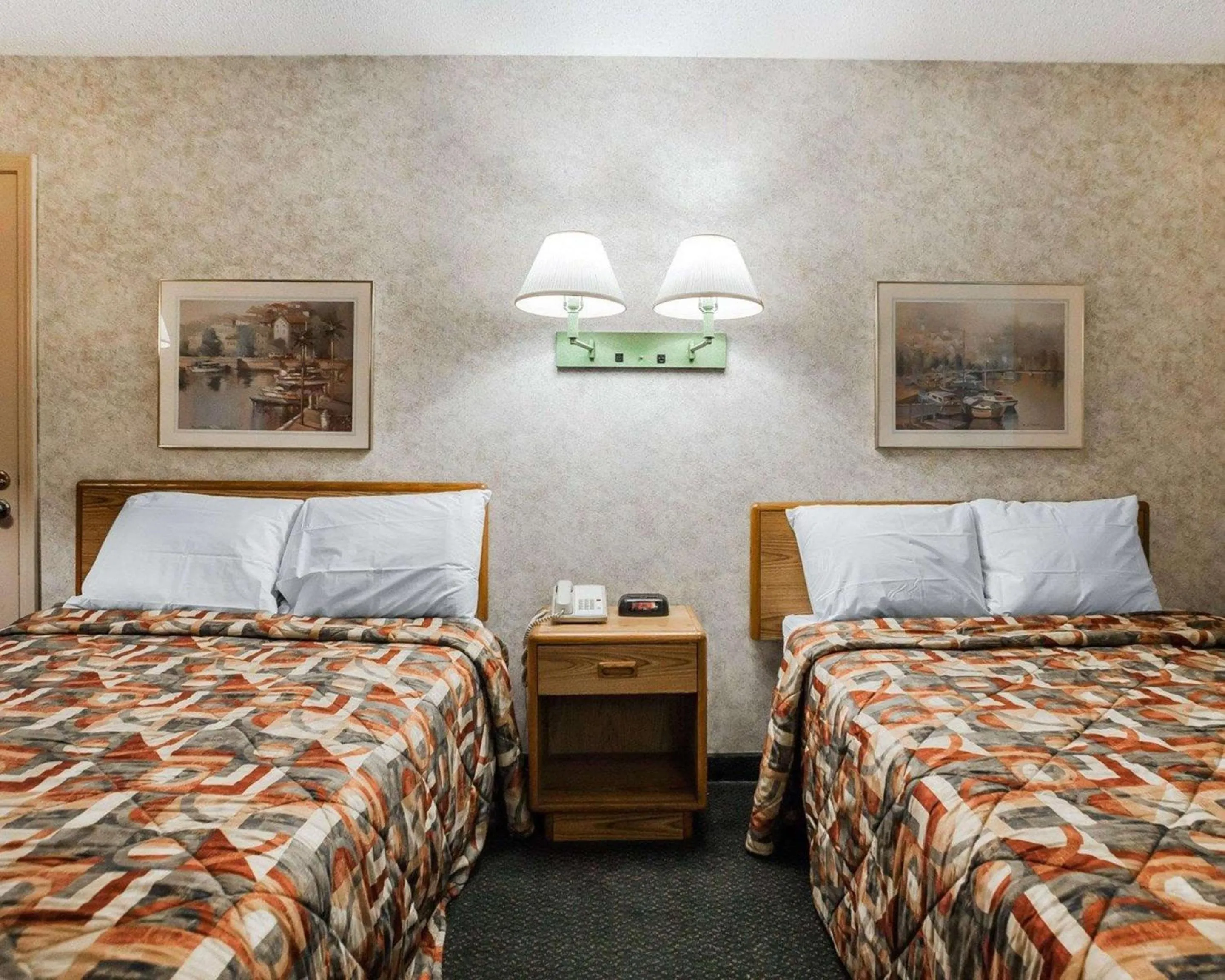 Photo of the whole room, Bed in Econo Lodge Jefferson City