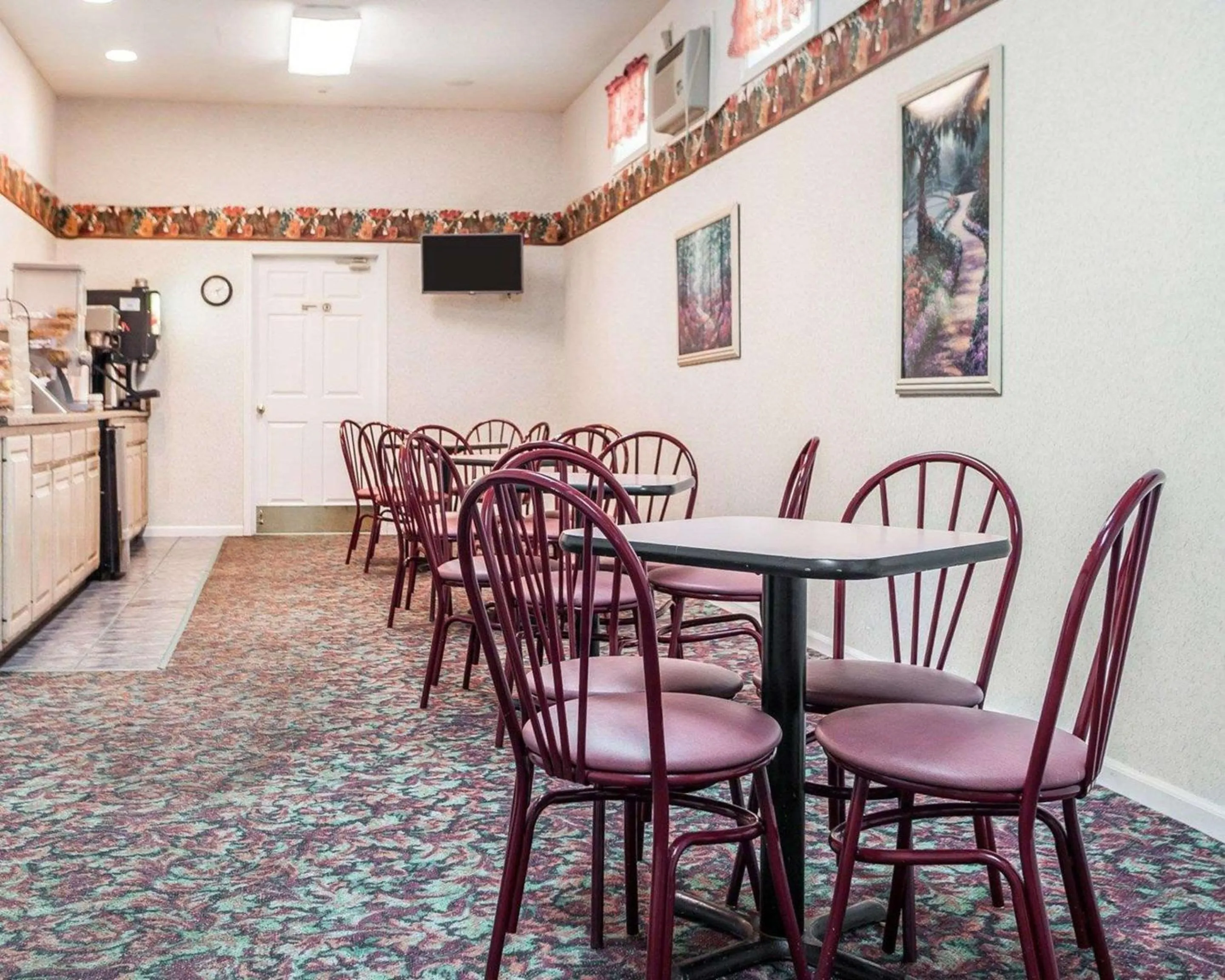 Restaurant/places to eat in Econo Lodge Jefferson City