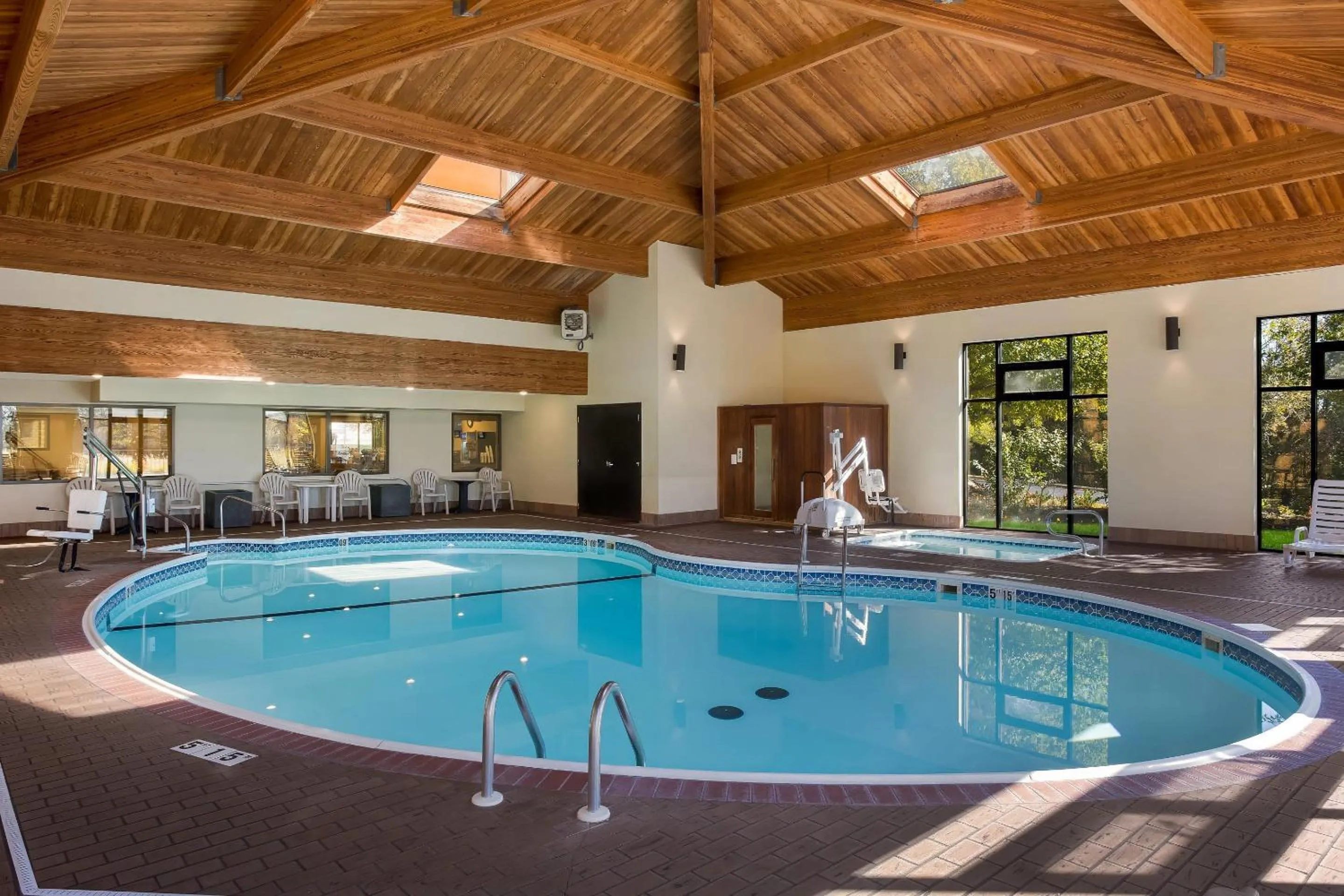 Swimming pool in Comfort Inn & Suites Branson Meadows