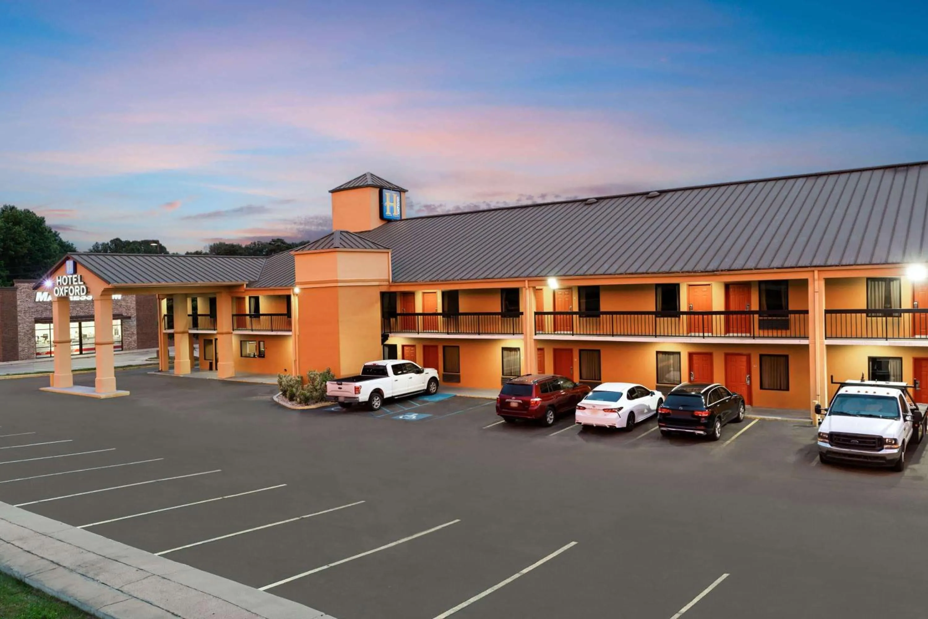 Property building in Hotel Oxford