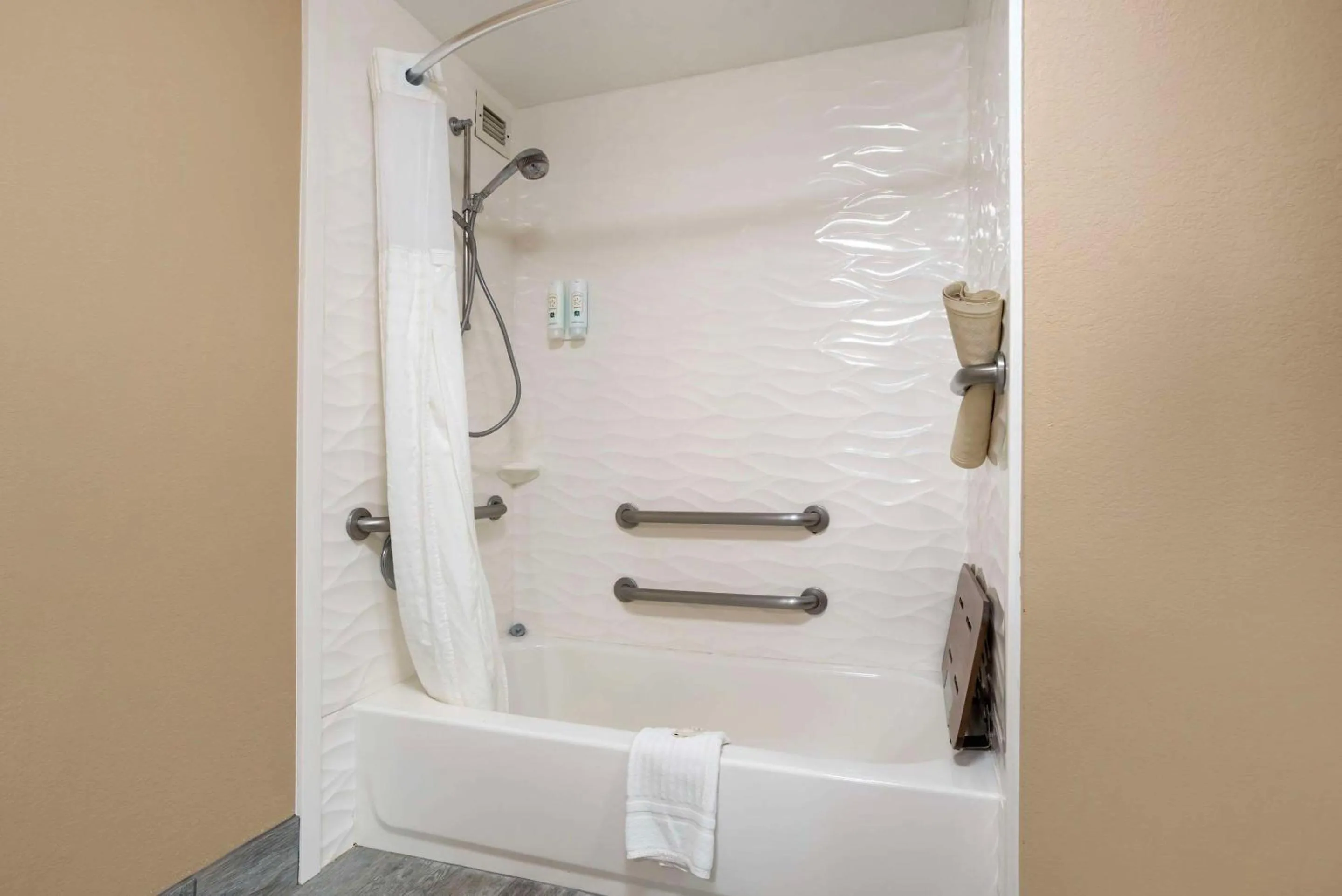 Bedroom in Quality Inn