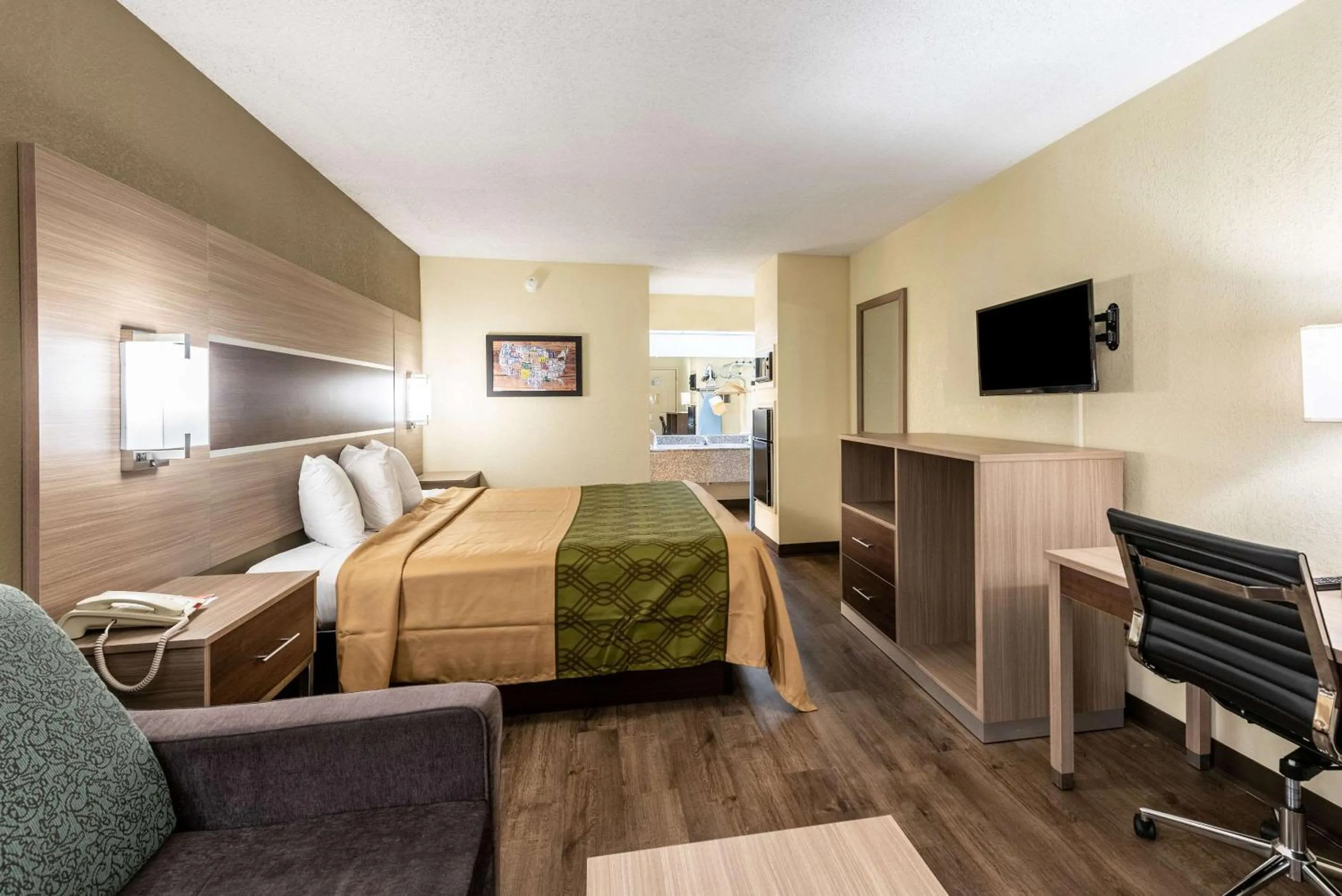 Photo of the whole room, Bed in Econo Lodge Vicksburg