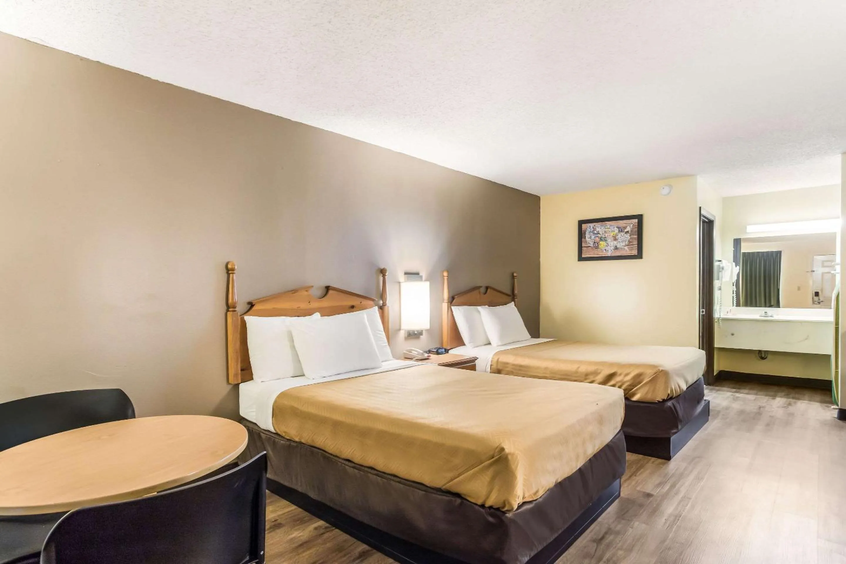 Photo of the whole room, Bed in Econo Lodge Clinton - Jackson West