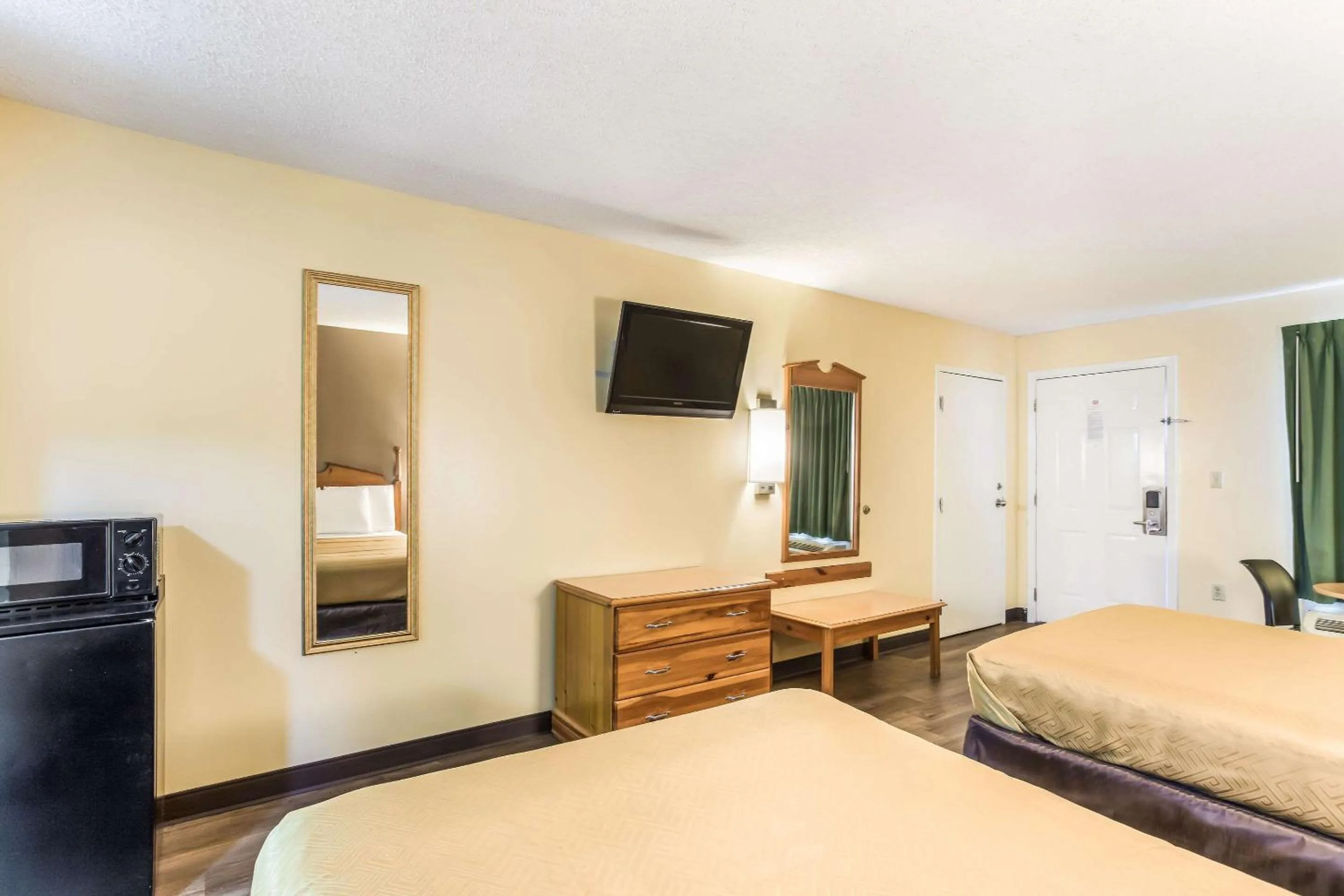 Photo of the whole room, Bed in Econo Lodge Clinton - Jackson West