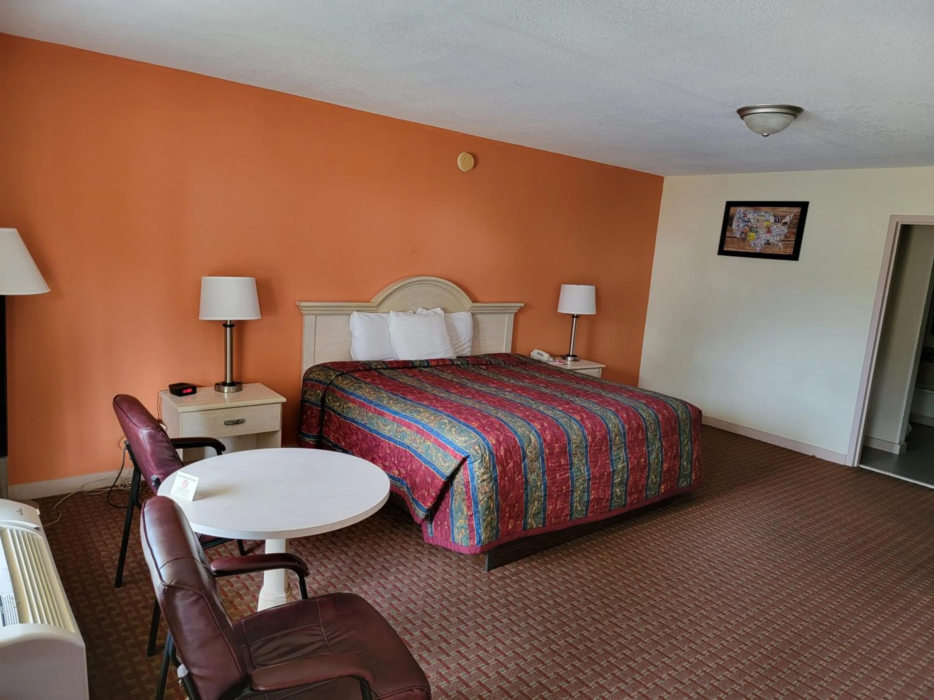 Bedroom, Bed in Econo Lodge Biloxi Beach North