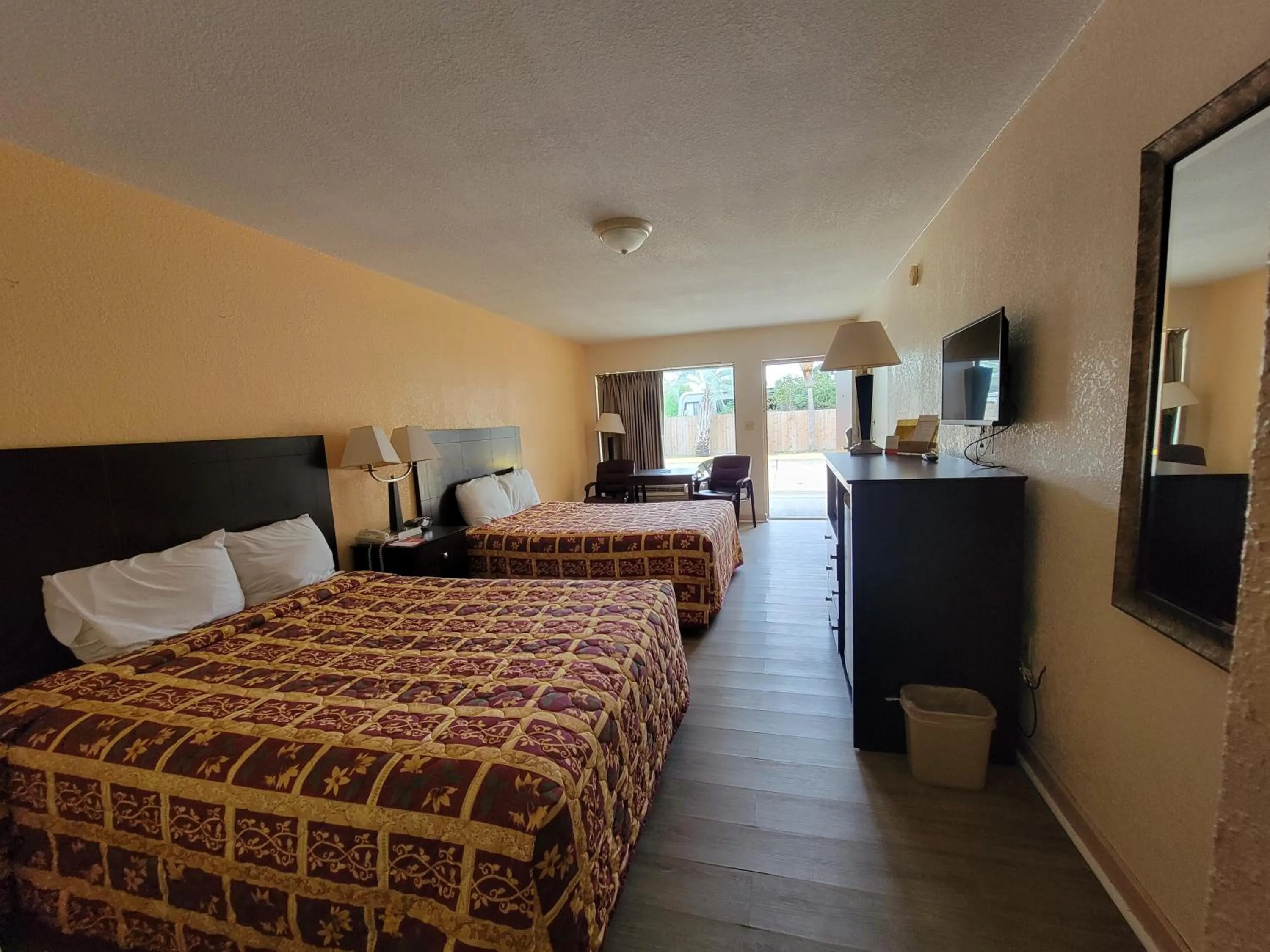 Photo of the whole room, Bed in Econo Lodge Biloxi Beach North