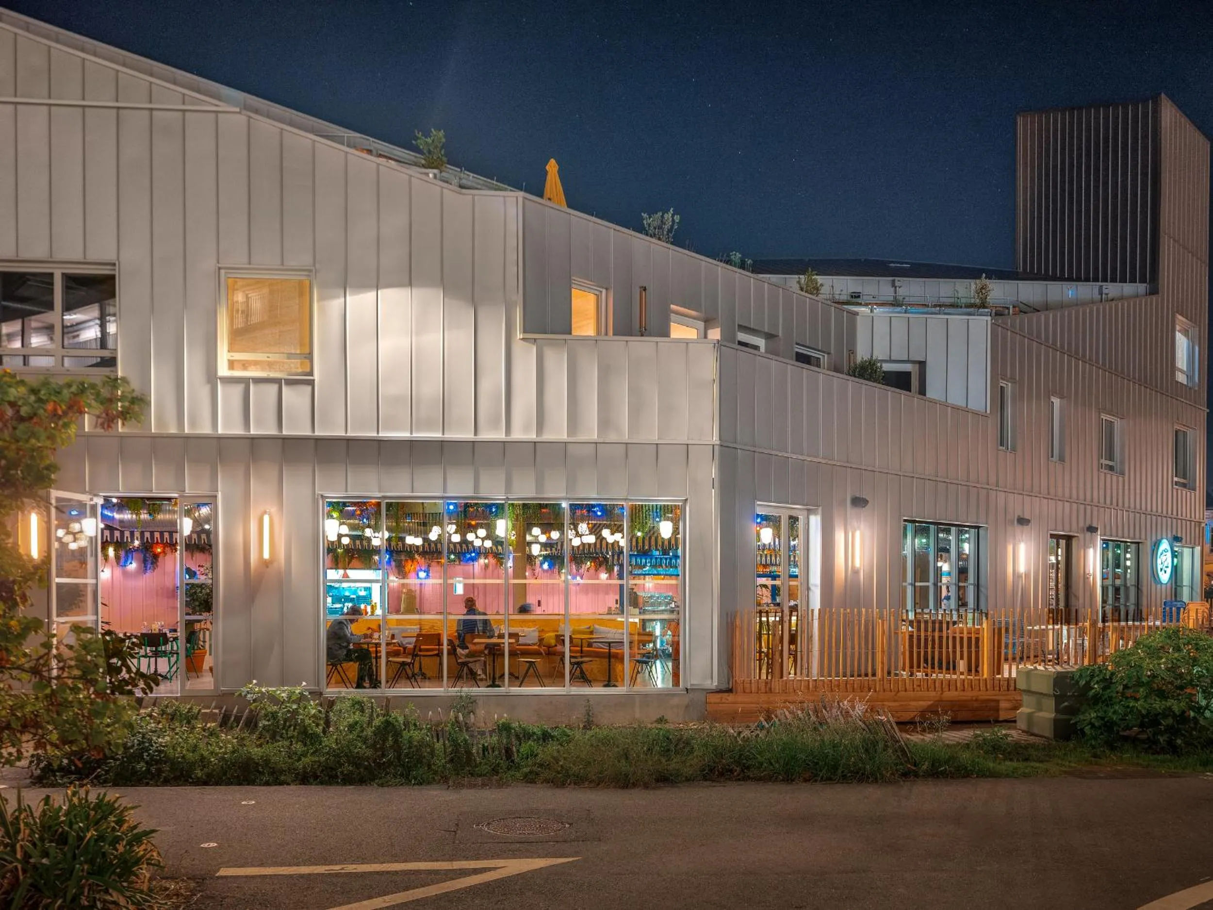 Property building in Eklo Hotels Bordeaux Centre Bastide