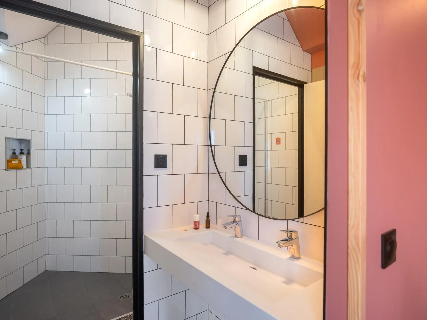 Shower in Eklo Hotels Bordeaux Centre Bastide