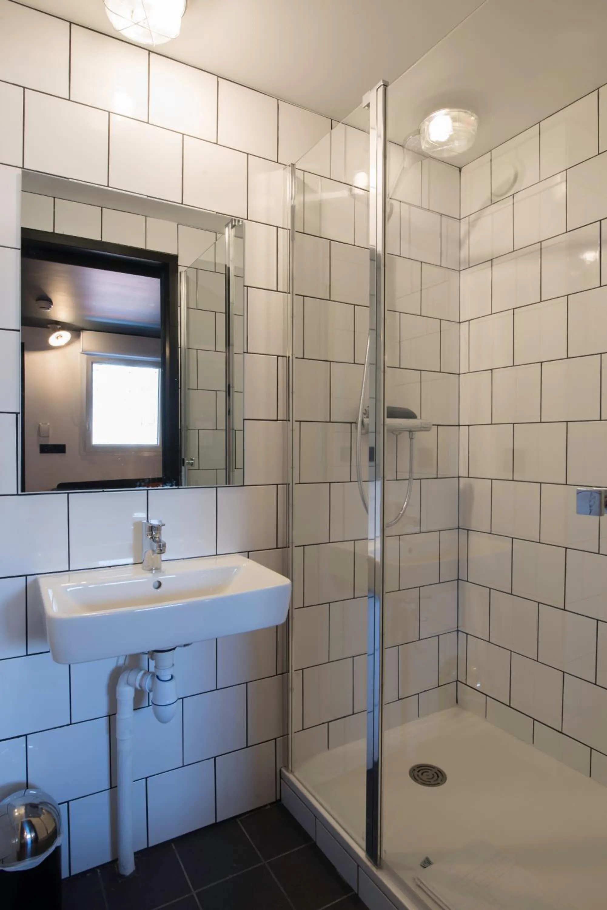 Shower in Eklo Hotels Bordeaux Centre Bastide