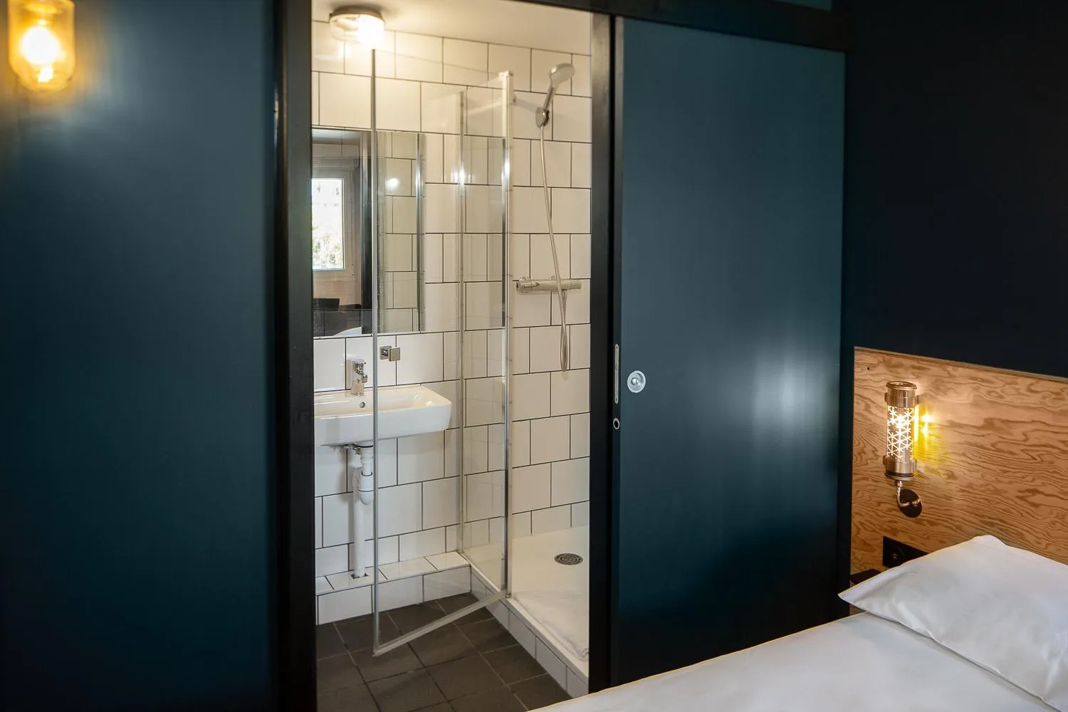 Bathroom, Bed in Eklo Hotels Bordeaux Centre Bastide