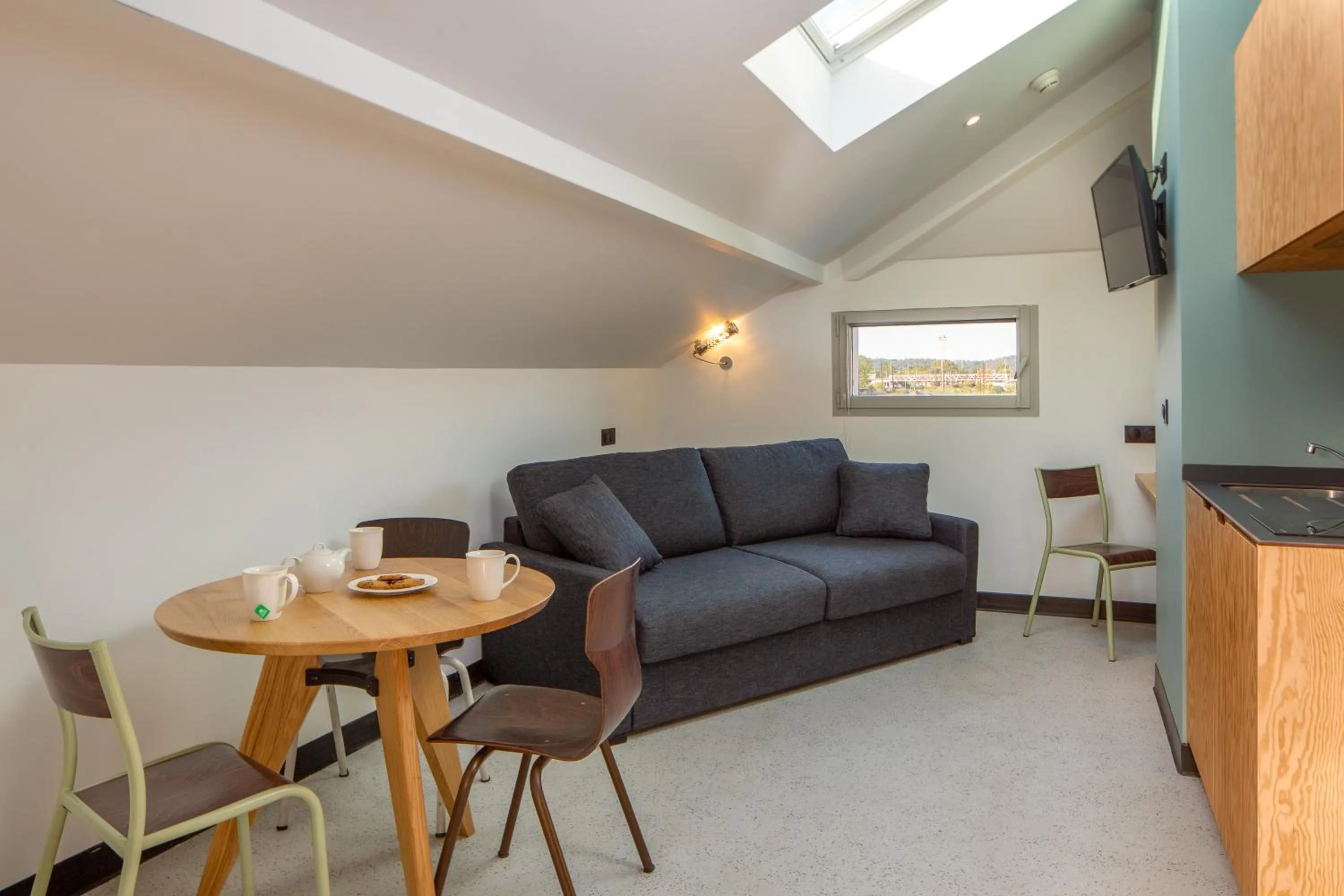 Kitchen or kitchenette in Eklo Hotels Bordeaux Centre Bastide